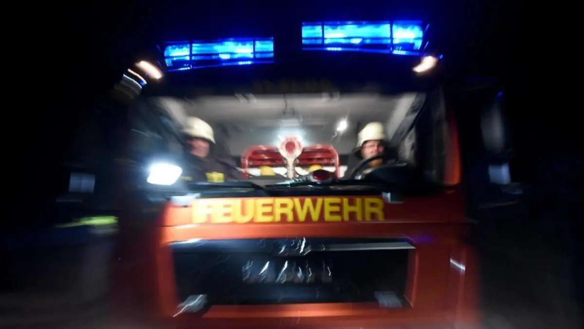 Ein Löschfahrzeug der Feuerwehr fährt über eine Straße