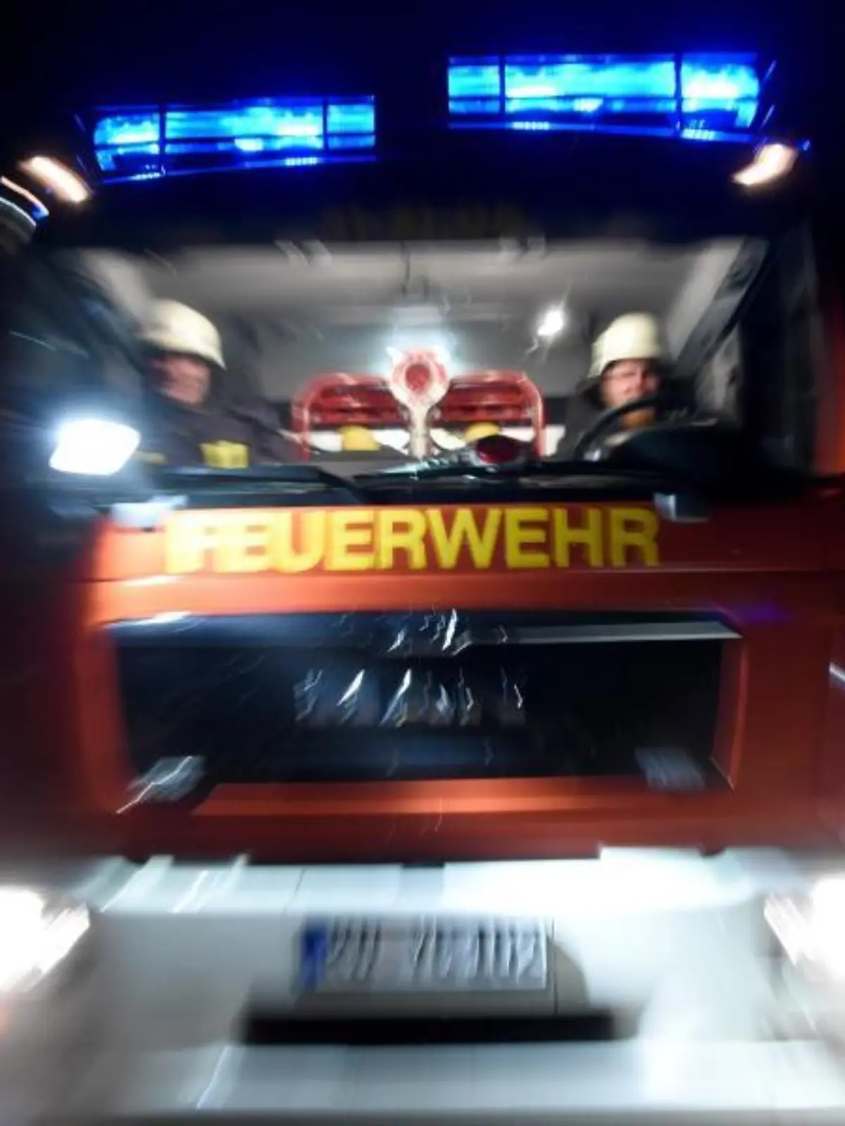 Ein Löschfahrzeug der Feuerwehr fährt über eine Straße