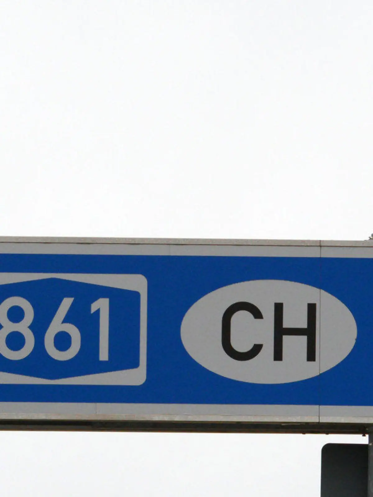 Ein Einbahnstraßen-Schild ist am 10.02.2014 bei Rheinfelden (Baden-Württemberg) vor einem Autobahnhinweisschild mit der Aufschrift "Schweiz" zu sehen. Die per Volksabstimmung beschlossene Begrenzung der Zuwanderung weckt in der Schweiz viele Sorgen. Foto: Patrick Seeger/dpa (zu lsw-KORR: "Schweizer Volksabstimmung: «Wir sind nicht ausländerfeindlich»" vom 10.02.2014). +++(c) dpa - Bildfunk+++