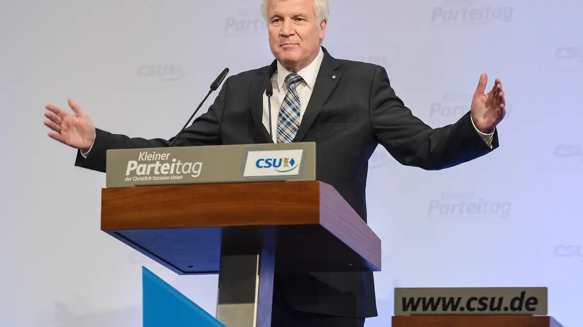 Bayerns Ministerpräsident Horst Seehofer spricht am 15.02.2014 während eines kleinen Parteitages der CSU in Bamberg (Bayern). Im Zentrum des Parteitags stehen die Kommunalpolitik und die Kommunalwahlen am 16. März. Foto: David Ebener/dpa +++(c) dpa - Bildfunk+++