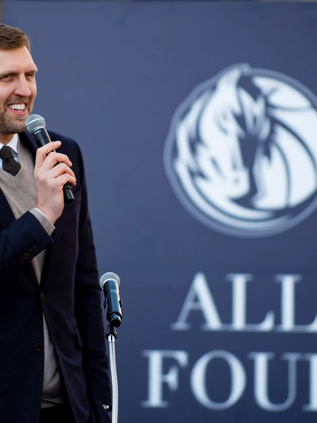 25.12.2022, USA, Dallas: Dirk Nowitzki, ehemaliger Basketballprofi aus Deutschland, spricht während der Zeremonie anlässlich der Enthüllung der "All Four One"-Statue vor dem American Airlines Center. Foto: Emil T. Lippe/AP/dpa +++ dpa-Bildfunk +++