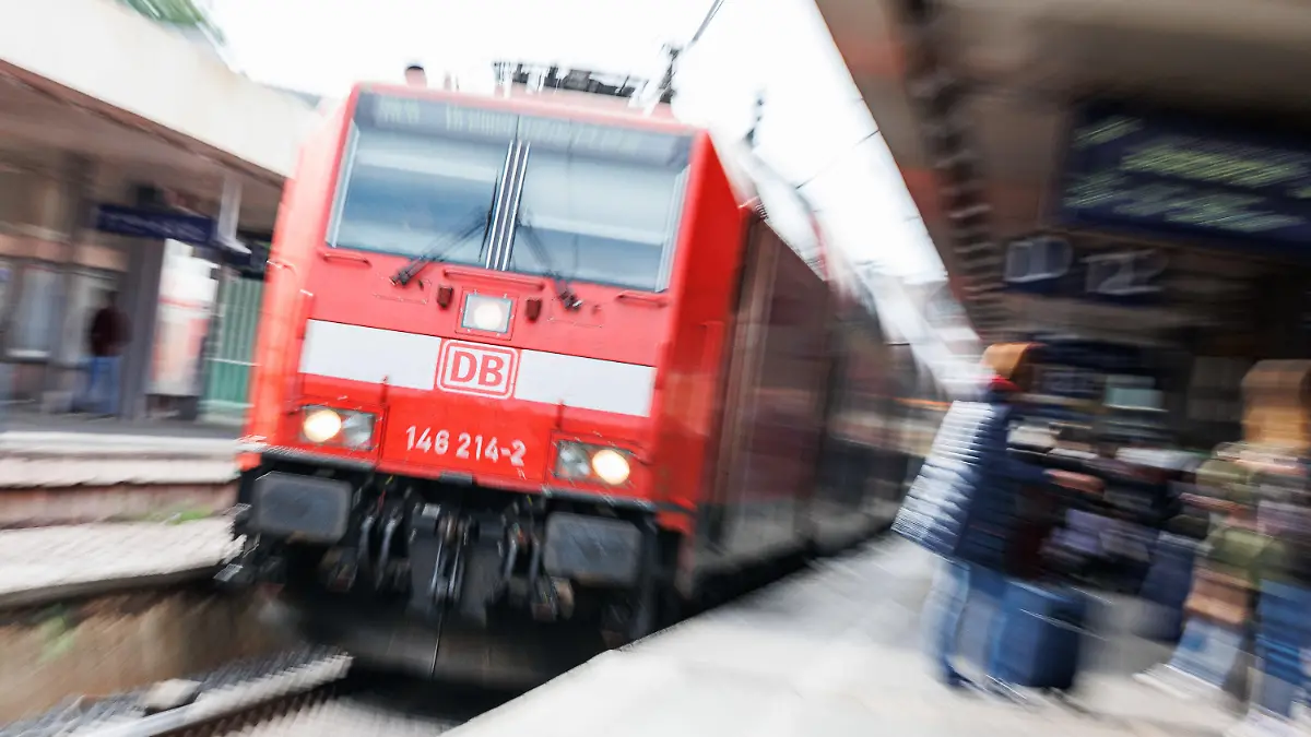 ARCHIV - 11.06.2022, Niedersachsen, Hannover: Eine Regionalbahn der Deutschen Bahn fährt am Morgen im Hauptbahnhof Hannover (Aufnahme mit längerer Verschlusszeit). (zu dpa "Verkehrsminister Lies rechnet nicht mit 49-Euro-Ticket vor März") Foto: Michael Matthey/dpa +++ dpa-Bildfunk +++