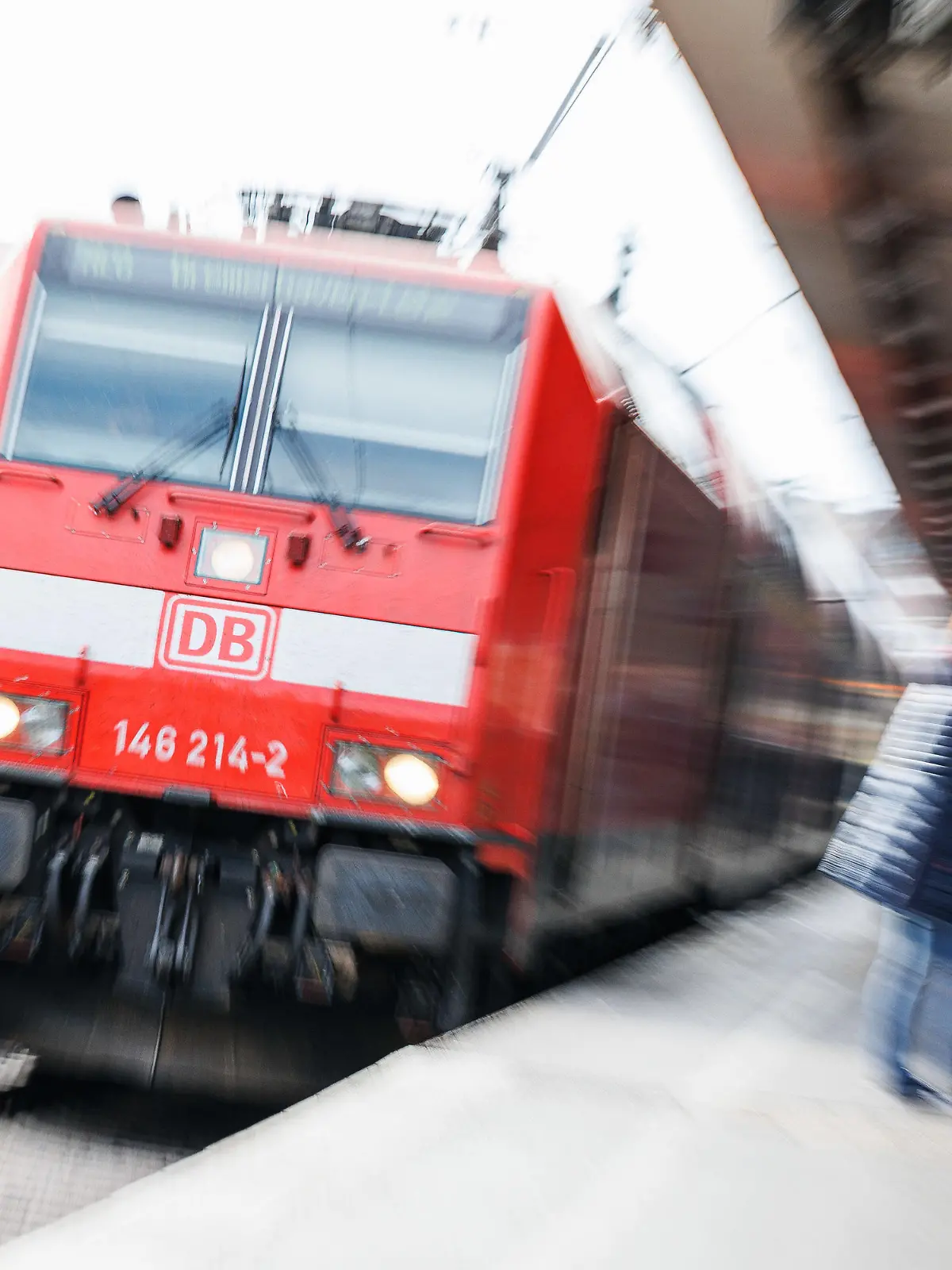 ARCHIV - 11.06.2022, Niedersachsen, Hannover: Eine Regionalbahn der Deutschen Bahn fährt am Morgen im Hauptbahnhof Hannover (Aufnahme mit längerer Verschlusszeit). (zu dpa "Verkehrsminister Lies rechnet nicht mit 49-Euro-Ticket vor März") Foto: Michael Matthey/dpa +++ dpa-Bildfunk +++