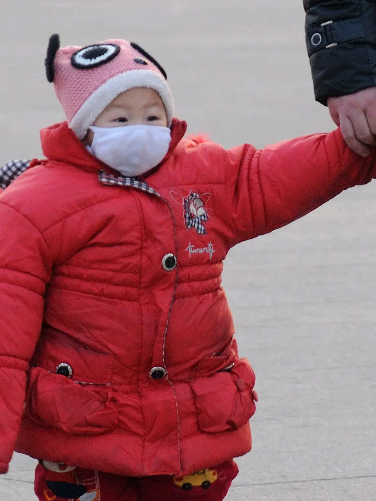 ©ChinaFotoPress/MAXPPP - BEIJING, CHINA - JANUARY 15: (CHINA OUT) People wearing masks walk at Tiananmen Square as heavy fog engulfs the city on January 15, 2013 in Beijing, China. A thick fog continued to shroud central and eastern parts of China on Tuesday, leading to flight delays and expressway closures. (Photo by ChinaFotoPress)***_***435436200