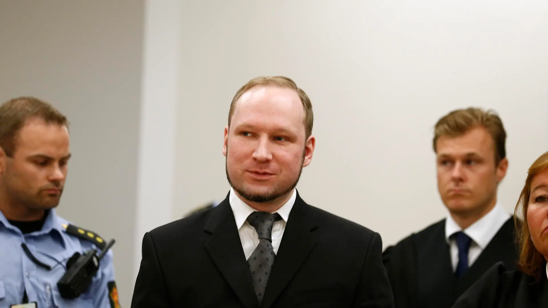 Norwegian mass killer Anders Behring Breivik (C) arrives in the court room at Oslo Courthouse August 24, 2012. The Norwegian court delivers its verdict in the ten-week trial of gunman Breivik on Friday, deciding whether to send the anti-Muslim militant to jail or a mental hospital for the massacre of 77 people last summer. REUTERS/Heiko Junge/NTB Scanpix/Pool (NORWAY - Tags: CRIME LAW)