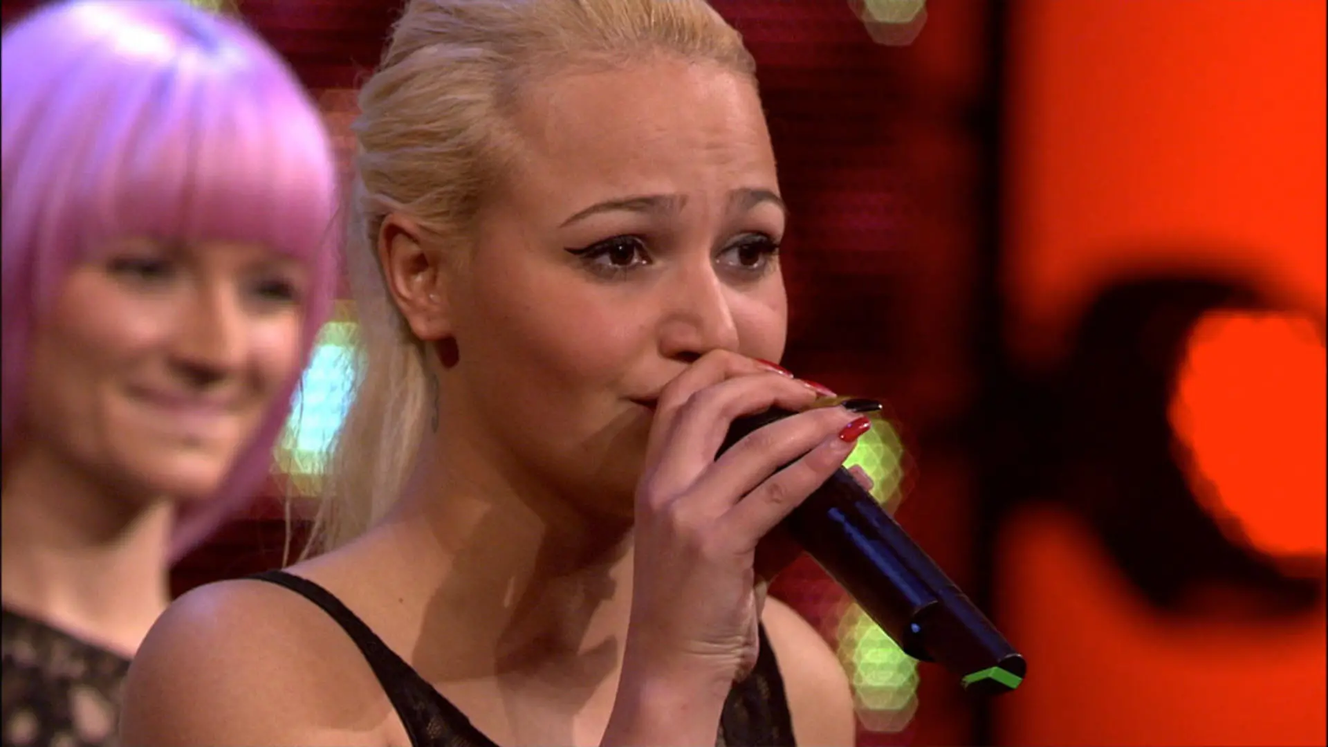 Anita Latifi schafft es trotz Schlager auf die "Hot Seats" DSDS 2014: Erste Recall-Sendung
