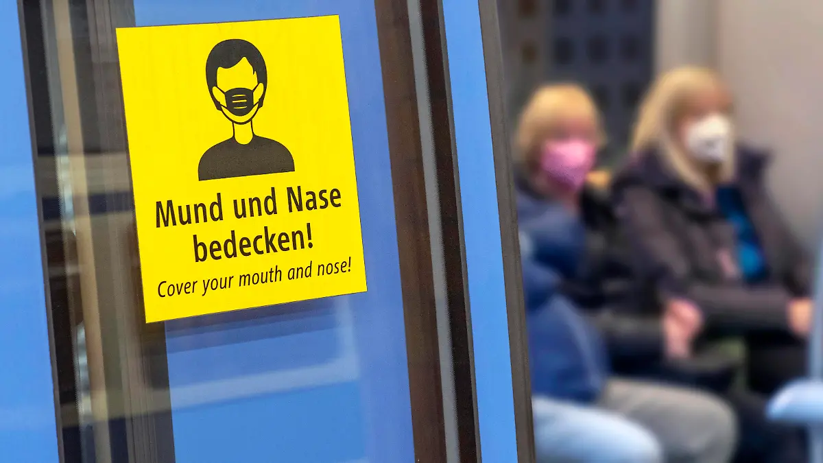 Maskenpflicht im ÖPNV, Symbolfoto, München, November 2022 Deutschland, München, 23. November 2022, Maskenpflicht im ÖPNV, Symbolfoto, Münchner U-Bahn, Fahrgäste mit Mundschutz, Schild Mund und Nase bedecken, Diskussion um Abschaffung der Maskenpflicht im Öffentlichen Nahverkehr, Bayern, Politik, bayerisch, bayerische, 2022, Querformat, *** Mask obligation in public transport, symbol photo, Munich, November 2022 Germany, Munich, 23 November 2022, mask obligation in public transport, symbol photo, Munich subway, passengers with mouth protection, sign cover mouth and nose, discussion about abolition of mask obligation in public transport, Bavaria, politics, Bavarian, Bavarian, 2022, landscape format, 