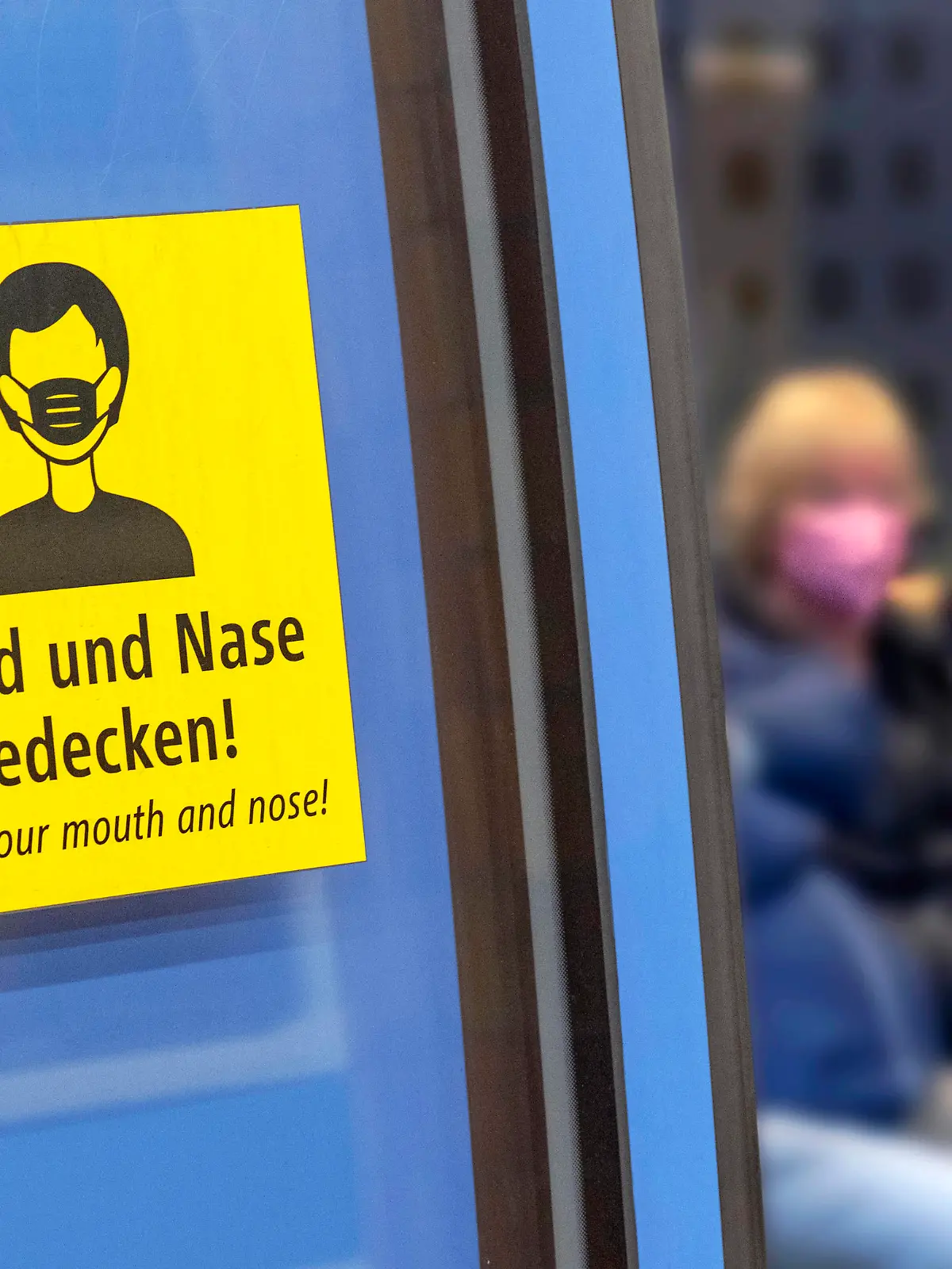 Maskenpflicht im ÖPNV, Symbolfoto, München, November 2022 Deutschland, München, 23. November 2022, Maskenpflicht im ÖPNV, Symbolfoto, Münchner U-Bahn, Fahrgäste mit Mundschutz, Schild Mund und Nase bedecken, Diskussion um Abschaffung der Maskenpflicht im Öffentlichen Nahverkehr, Bayern, Politik, bayerisch, bayerische, 2022, Querformat, *** Mask obligation in public transport, symbol photo, Munich, November 2022 Germany, Munich, 23 November 2022, mask obligation in public transport, symbol photo, Munich subway, passengers with mouth protection, sign cover mouth and nose, discussion about abolition of mask obligation in public transport, Bavaria, politics, Bavarian, Bavarian, 2022, landscape format, 