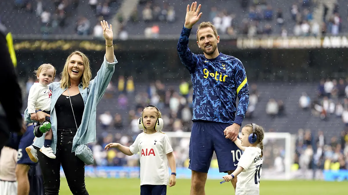 Tottenham Hotspur v Burnley - Premier League - Tottenham Hotspur Stadium. Tottenham Hotspur's Harry Kane with wife Katie Goodland and their children Ivy, Vivienne Jane and Louis on the pitch after the Premier League match at the Tottenham Hotspur Stadium, London. Picture date: Sunday May 15, 2022. See PA story SOCCER Tottenham. Photo credit should read: Andrew Matthews/PA Wire. RESTRICTIONS: EDITORIAL USE ONLY No use with unauthorised audio, video, data, fixture lists, club/league logos or "live" services. Online in-match use limited to 120 images, no video emulation. No use in betting, games or single club/league/player publications. URN:66902437