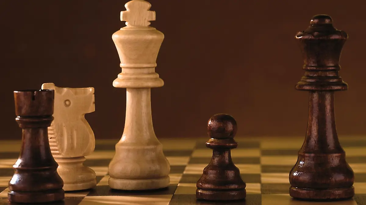 Weiße und schwarze Schachbrettfiguren auf dem Schachbrett Im Spiel.