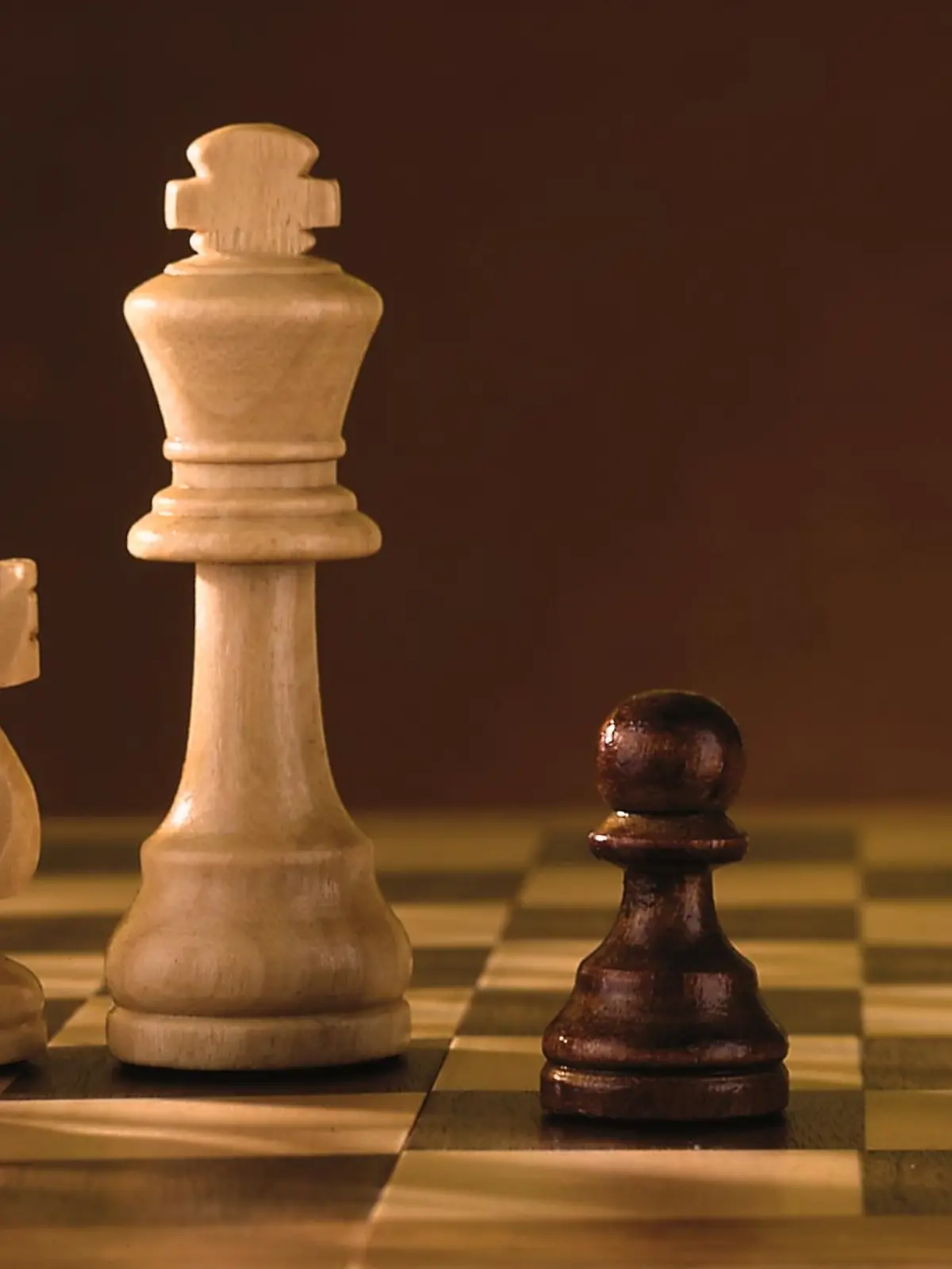 Weiße und schwarze Schachbrettfiguren auf dem Schachbrett Im Spiel.