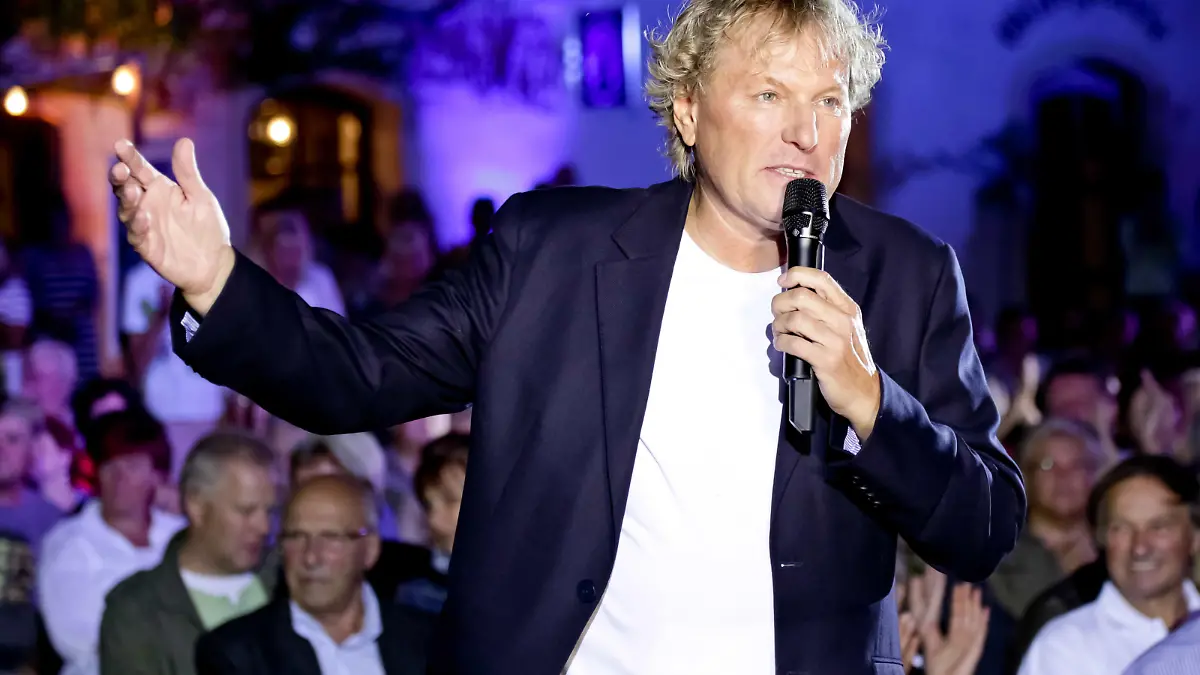 Der Moderator Bernhard Brink steht am 16.08.2013 im Wasserschloss Klaffenbach in Chemnitz bei der Aufzeichnung der TV-Show "Die Schlager des Sommers - Open Air Party" auf der Bühne. Die Sendung wird am 23.08.2013 um 20.15 Uhr im MDR ausgestrahlt. Foto: Andreas Lander/dpa