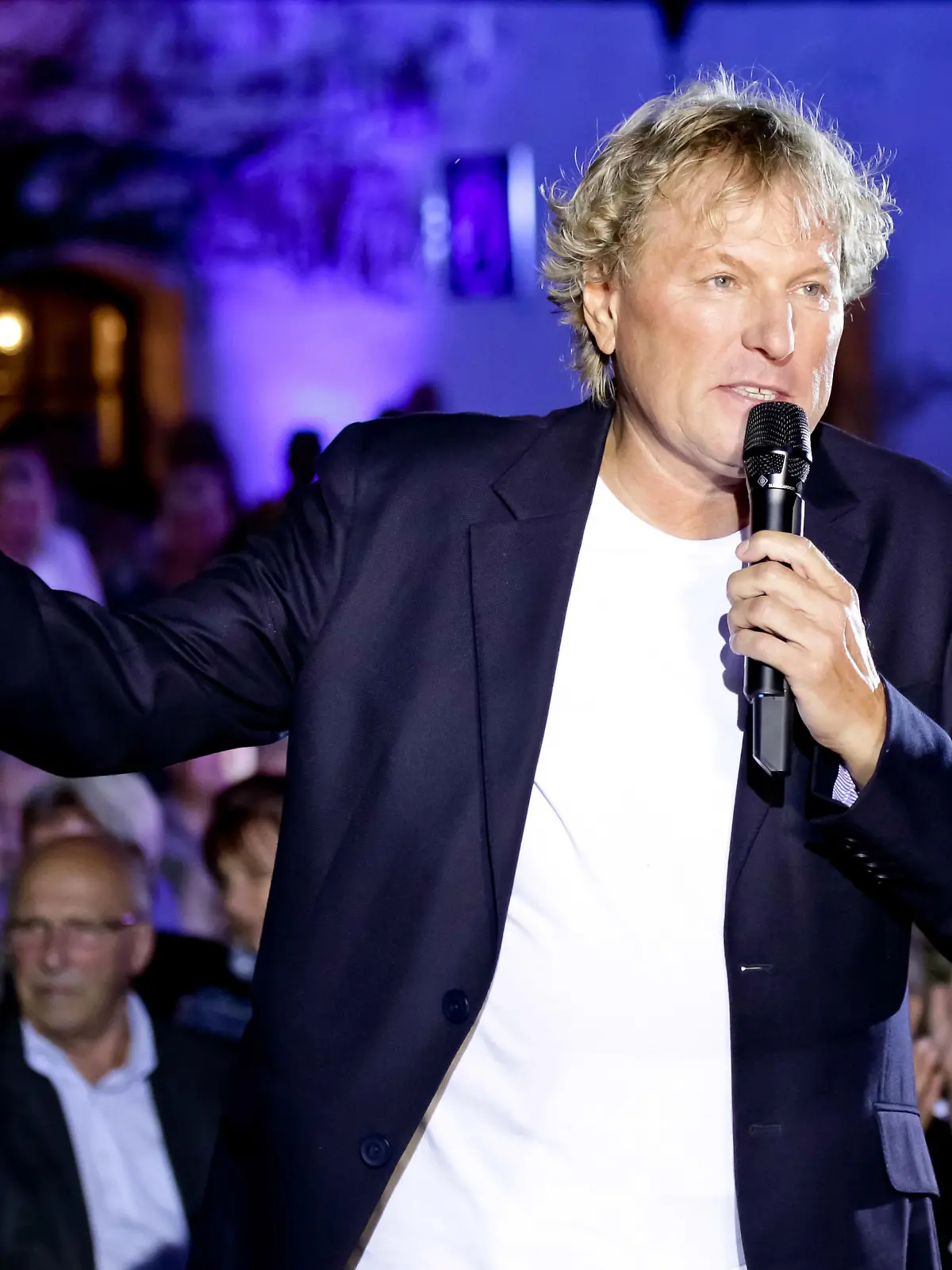 Der Moderator Bernhard Brink steht am 16.08.2013 im Wasserschloss Klaffenbach in Chemnitz bei der Aufzeichnung der TV-Show "Die Schlager des Sommers - Open Air Party" auf der Bühne. Die Sendung wird am 23.08.2013 um 20.15 Uhr im MDR ausgestrahlt. Foto: Andreas Lander/dpa
