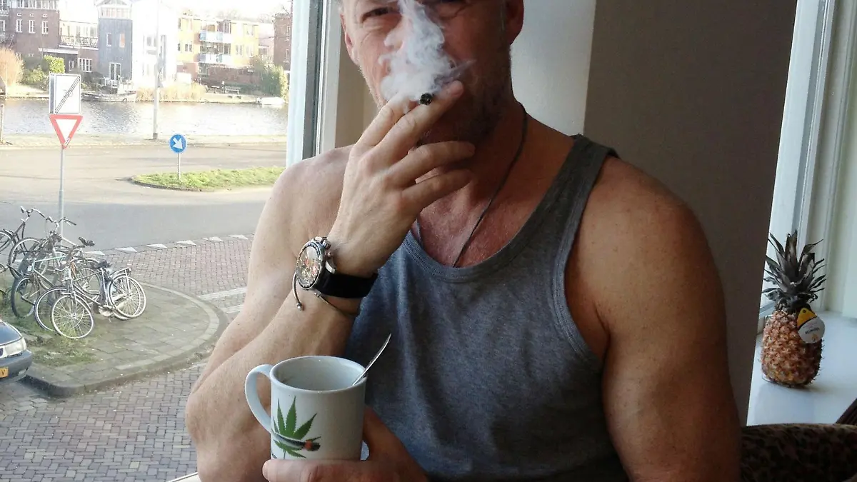 Experiment "Drogen"; Jenke von Wilmsdorff raucht in einer zu einem Coffee-Shop im niederländischen Harlem gehörenden Wohnung einen Joint. Der RTL-Reporter will im Zuge der kontroversen Diskussion um das Suchtpotenzial, die Heilwirkung und eine mögliche Legalisierung zunächst wissen, wie das Rauschmittel wirkt.