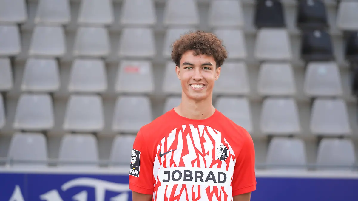 Noah Darvich SC Freiburg 45 SC Freiburg II, U23, 3. Liga, Bundesliga, Kader, Portrait, Einzelfoto, Mannschaft 2023/2024, Dreisamstadion, Breisgau *** Noah Darvich SC Freiburg 45 SC Freiburg II, U23, 3 Liga, Bundesliga, squad, portrait, single photo, team 2023 2024, Dreisamstadion, Breisgau
