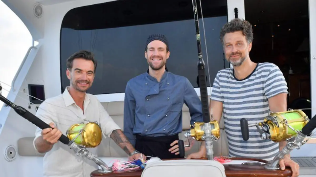 Traumschiff-Kapitän Florian Silbereisen mit den Gast-Schauspielern Wayne Carpendale (r.) und Luke Mockridge.