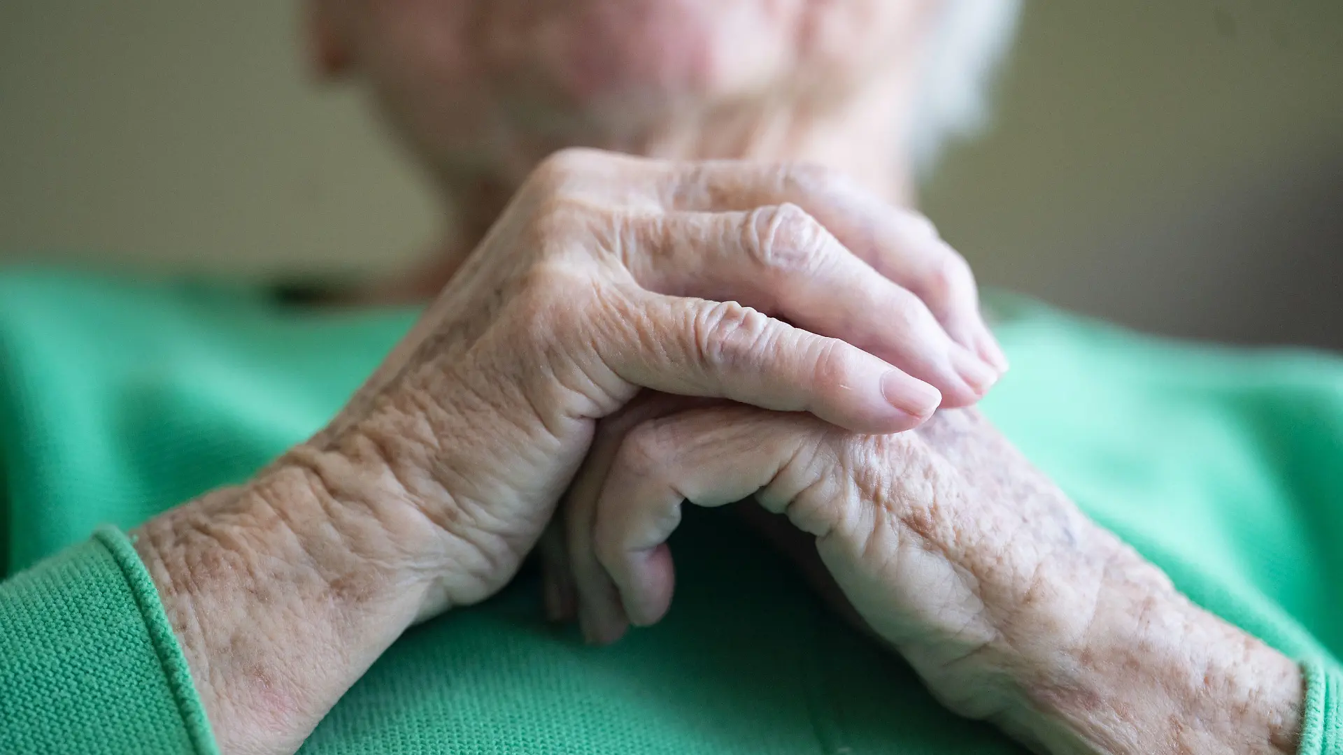 ARCHIV - 23.02.2022, Baden-Württemberg, Niederstetten: Eine Seniorin faltet ihre Hände. (zu dpa: "Statistisches Bundesamt zu Zahl der Pflegebedürftigen, Pflegequoten nach Altersgruppen und Art der Pflege, Jahr 2021") Foto: Marijan Murat/dpa +++ dpa-Bildfunk +++