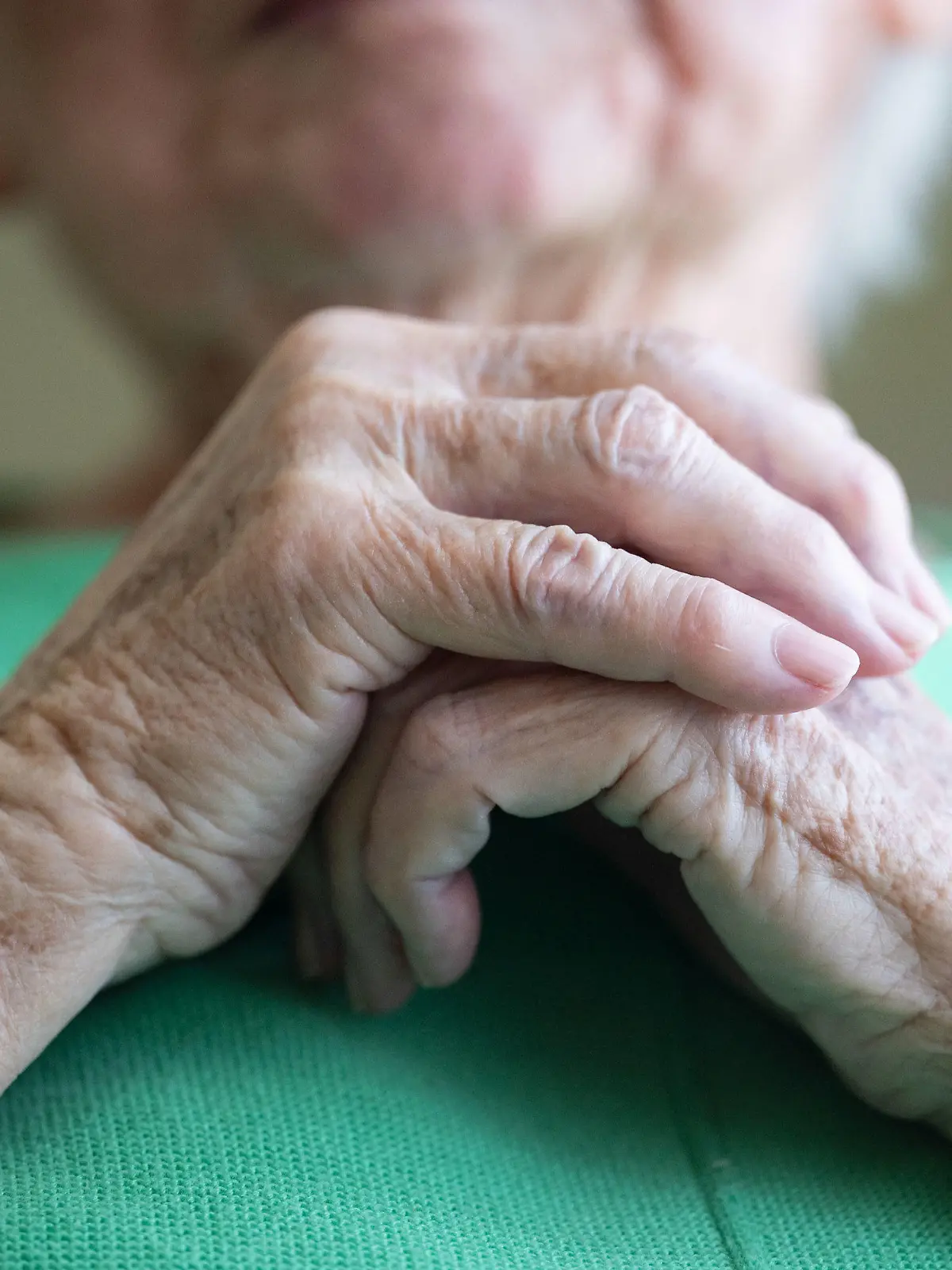 ARCHIV - 23.02.2022, Baden-Württemberg, Niederstetten: Eine Seniorin faltet ihre Hände. (zu dpa: "Statistisches Bundesamt zu Zahl der Pflegebedürftigen, Pflegequoten nach Altersgruppen und Art der Pflege, Jahr 2021") Foto: Marijan Murat/dpa +++ dpa-Bildfunk +++