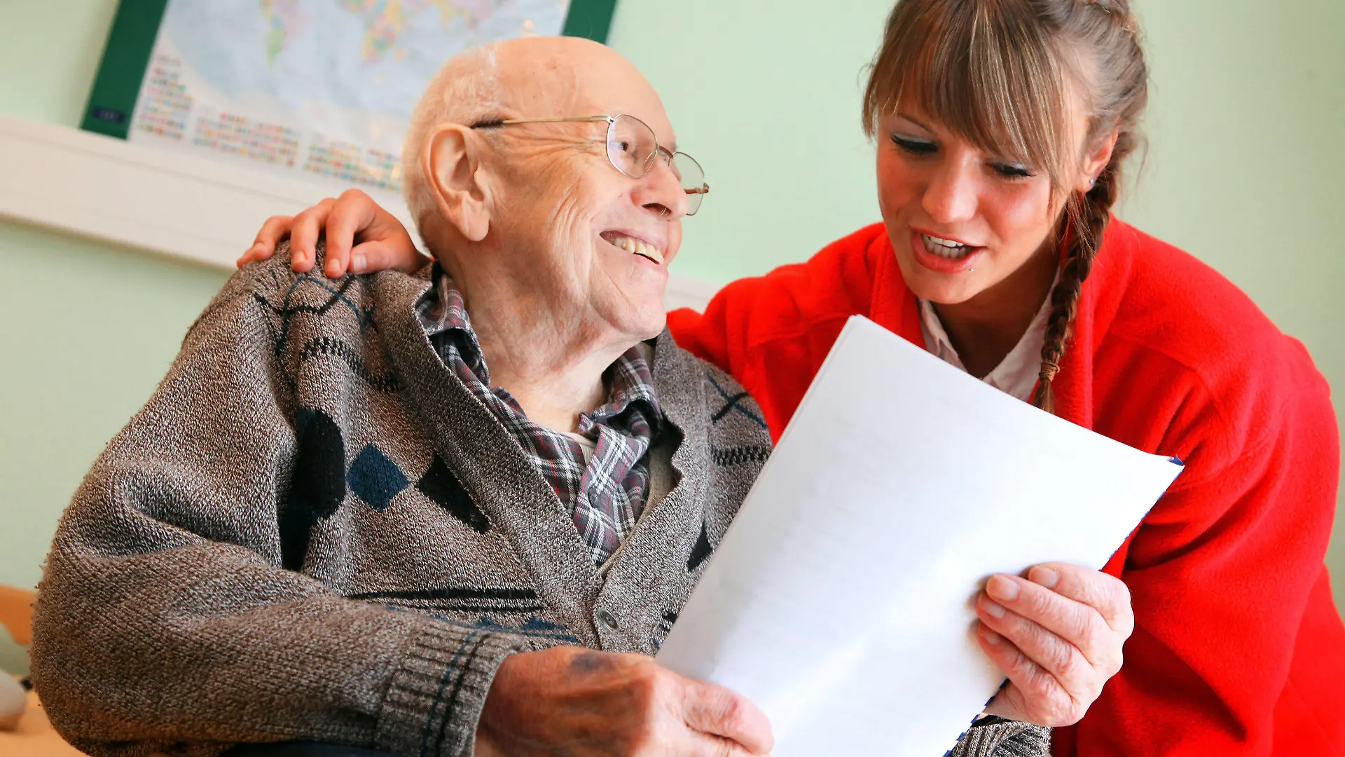 Die Auszubildende Franzy Boldt liest am Donnerstag im AWO-Pflegeheim Schelfwerder in Schwerin mit dem 88 Jahre alten Bewohner Werner Stoll den Veranstaltungsplan für die kommenden Tage. Die Zahl der Pflegebedürftigen in Mecklenburg-Vorpommern wird sich nach Angaben des Sozialministeriums in den kommenden Jahren auf etwa 100.000 verdoppeln. Beim ersten landesweiten Tag der Pflege wollen die rund 200 Pflegeeinrichtungen und Altenpflegeschulen im Land ihre Türen für Schüler öffnen und für die Pflegeberufe werben. Allein in den 120 Einrichtungen der Wohlfahrtsverbände würden bis 2015 etwa 1000 Pflegekräfte altersbedingt ausscheiden. Foto: Jens Büttner dpa/lmv  +++(c) dpa - Bildfunk+++