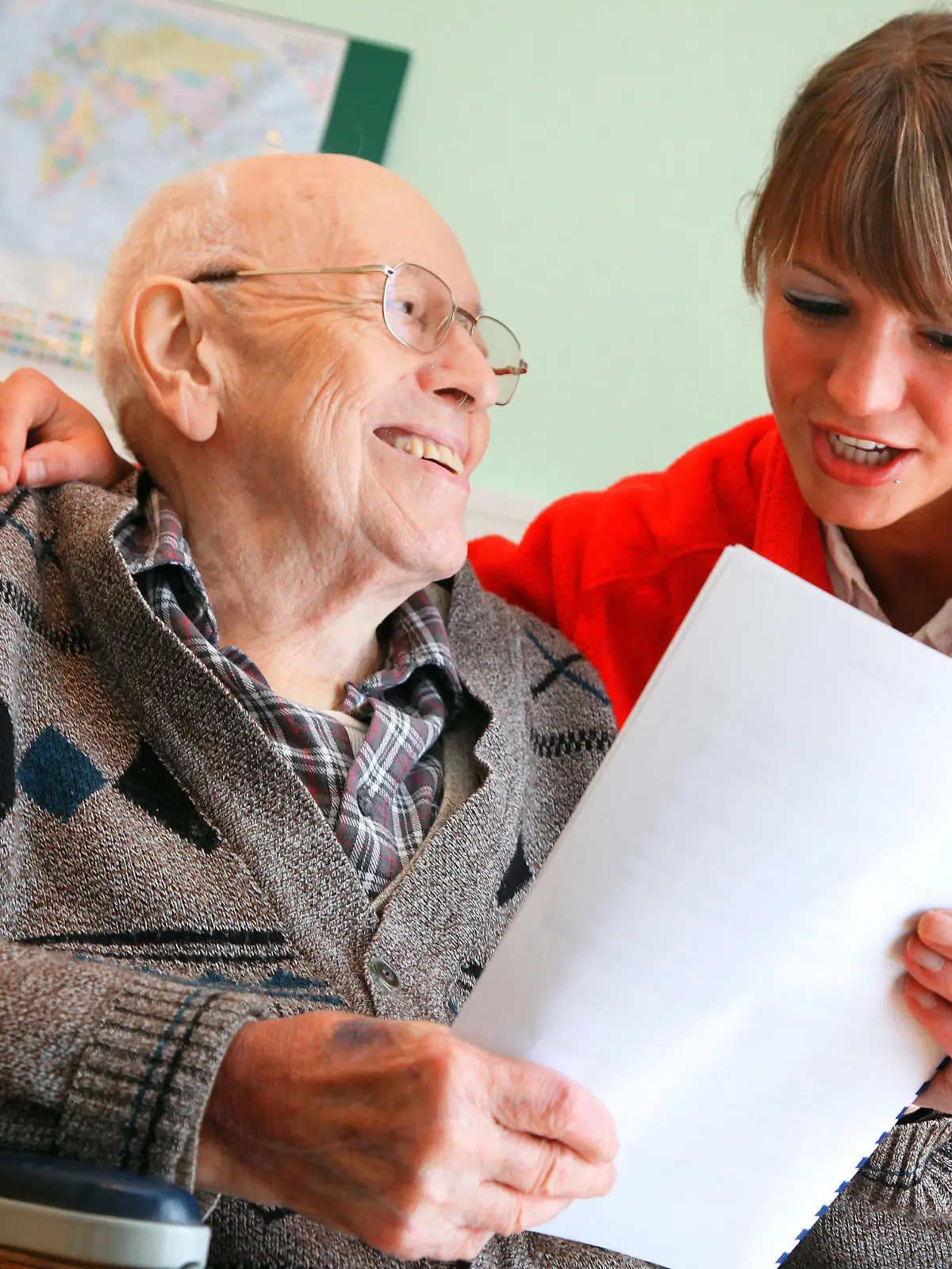 Die Auszubildende Franzy Boldt liest am Donnerstag im AWO-Pflegeheim Schelfwerder in Schwerin mit dem 88 Jahre alten Bewohner Werner Stoll den Veranstaltungsplan für die kommenden Tage. Die Zahl der Pflegebedürftigen in Mecklenburg-Vorpommern wird sich nach Angaben des Sozialministeriums in den kommenden Jahren auf etwa 100.000 verdoppeln. Beim ersten landesweiten Tag der Pflege wollen die rund 200 Pflegeeinrichtungen und Altenpflegeschulen im Land ihre Türen für Schüler öffnen und für die Pflegeberufe werben. Allein in den 120 Einrichtungen der Wohlfahrtsverbände würden bis 2015 etwa 1000 Pflegekräfte altersbedingt ausscheiden. Foto: Jens Büttner dpa/lmv  +++(c) dpa - Bildfunk+++