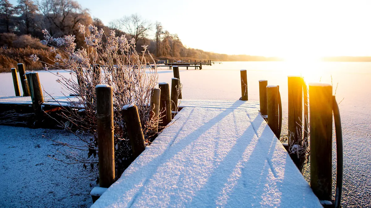 18.12.2022, Niedersachsen, Bad Zwischenahn: Die Sonne geht bei winterlichem Wetter im Ortsteil Dreibergen über dem zugefrorenen Zwischenahner Meer auf. Foto: Hauke-Christian Dittrich/dpa +++ dpa-Bildfunk +++