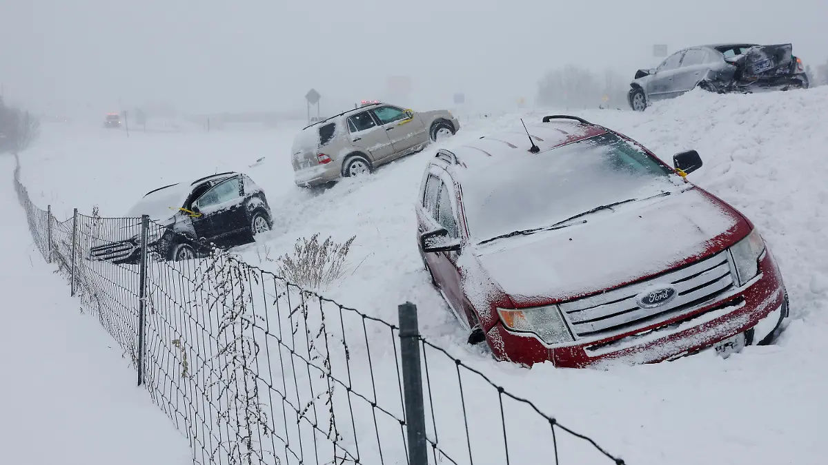 dpatopbilder - 23.12.2022, USA, Byron Center: Fahrzeuge stehen auf der US 131 nördlich der 84th Street. Für Kent County und die umliegende Region ist eine Schneesturmwarnung in Kraft. Die USA werden von einer Kältewelle heimgesucht. Foto: Neil Blake/The Grand Rapids Press/AP/dpa - ACHTUNG: Nur zur redaktionellen Verwendung und nur mit vollständiger Nennung des vorstehenden Credits +++ dpa-Bildfunk +++