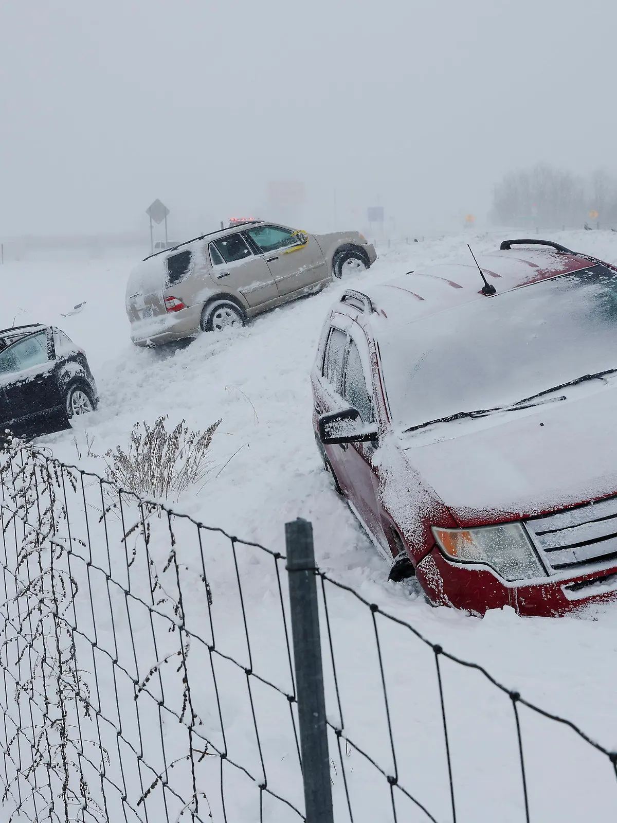 dpatopbilder - 23.12.2022, USA, Byron Center: Fahrzeuge stehen auf der US 131 nördlich der 84th Street. Für Kent County und die umliegende Region ist eine Schneesturmwarnung in Kraft.  Die USA werden von einer Kältewelle heimgesucht. Foto: Neil Blake/The Grand Rapids Press/AP/dpa - ACHTUNG: Nur zur redaktionellen Verwendung und nur mit vollständiger Nennung des vorstehenden Credits +++ dpa-Bildfunk +++