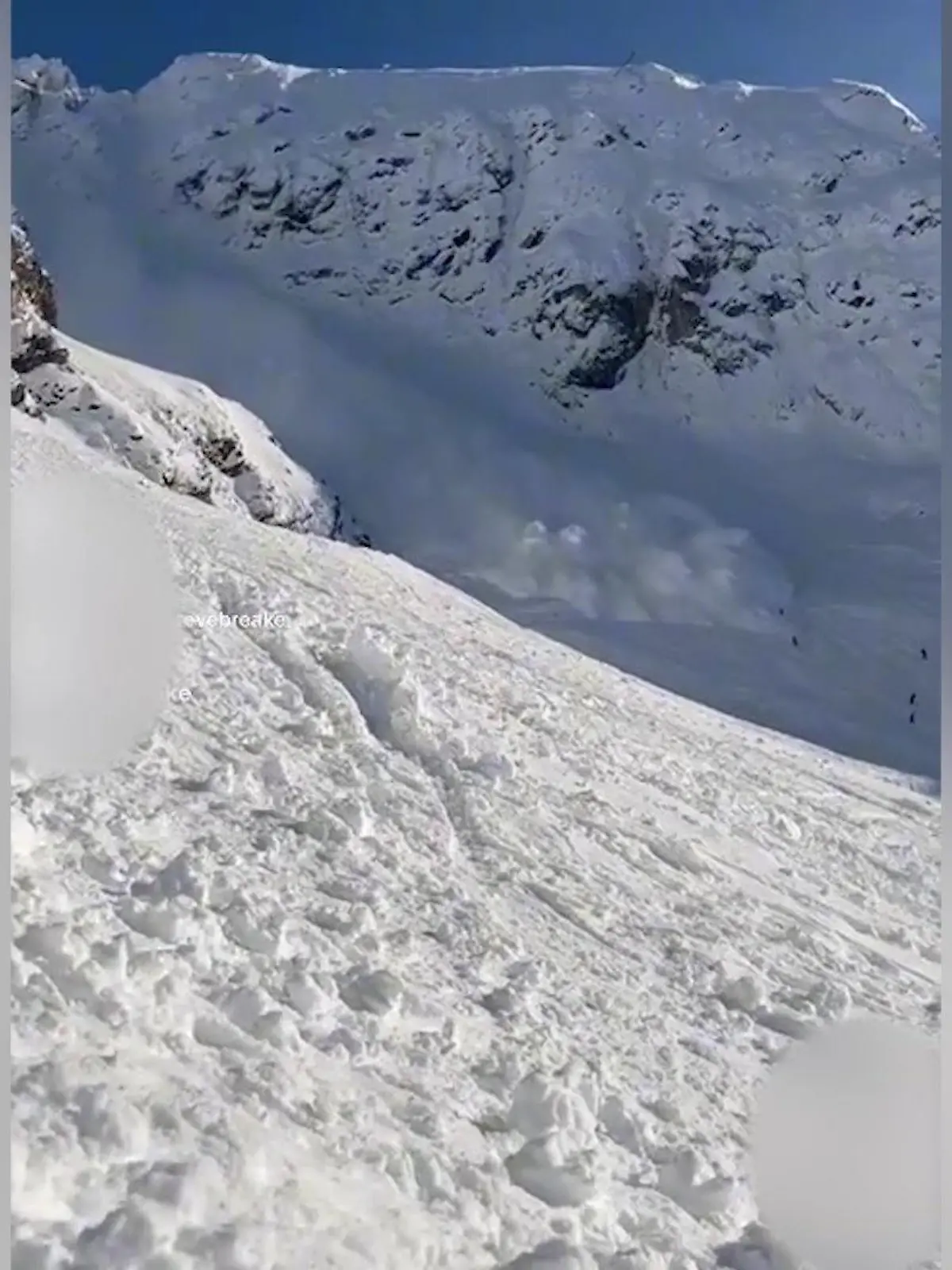 Ein Augenzeuge filmt, wie die Lawine über die Piste rast und augenscheinlich mehrere Menschen unter sich begräbt.