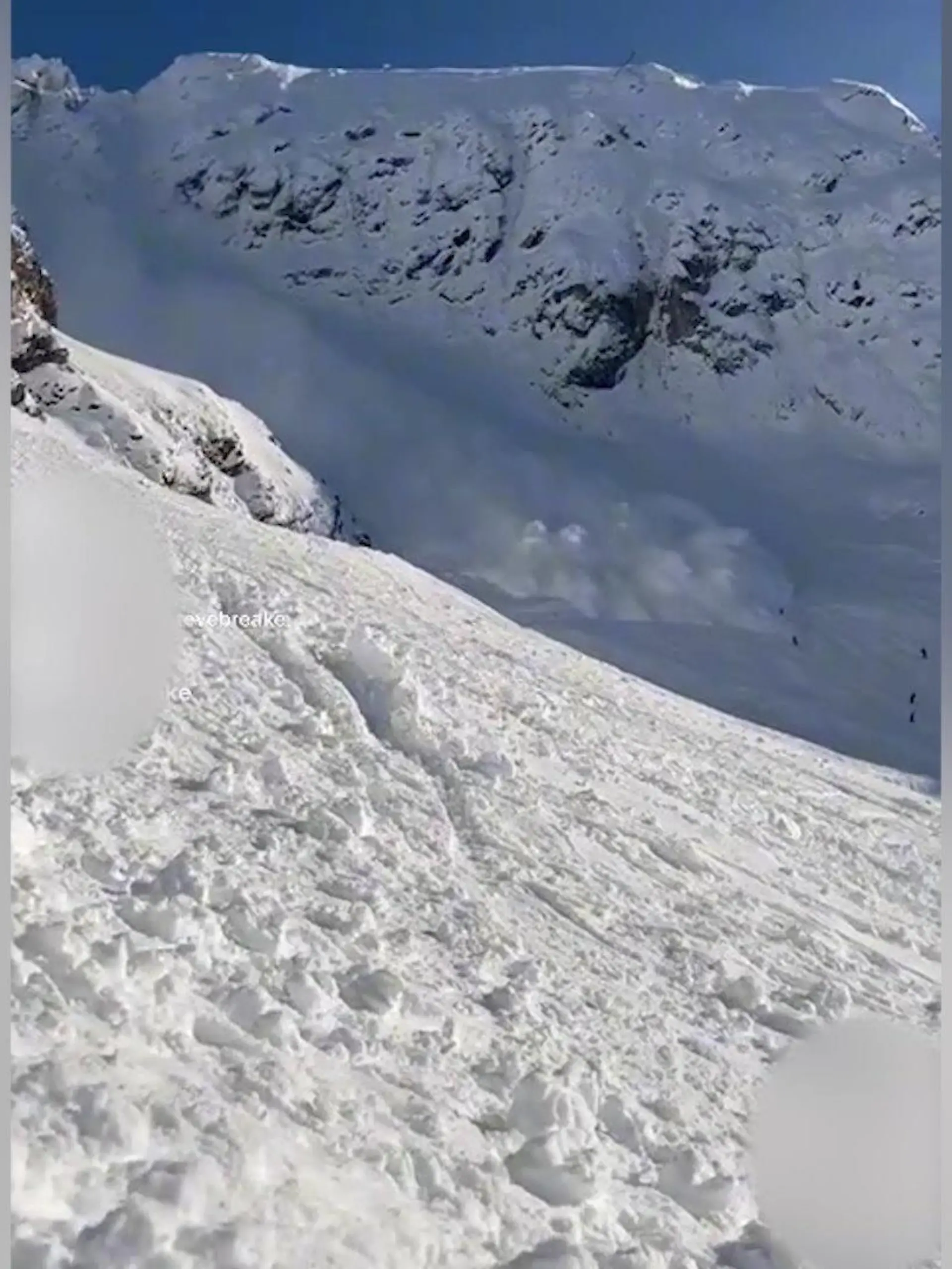 Ein Augenzeuge filmt, wie die Lawine über die Piste rast und augenscheinlich mehrere Menschen unter sich begräbt.