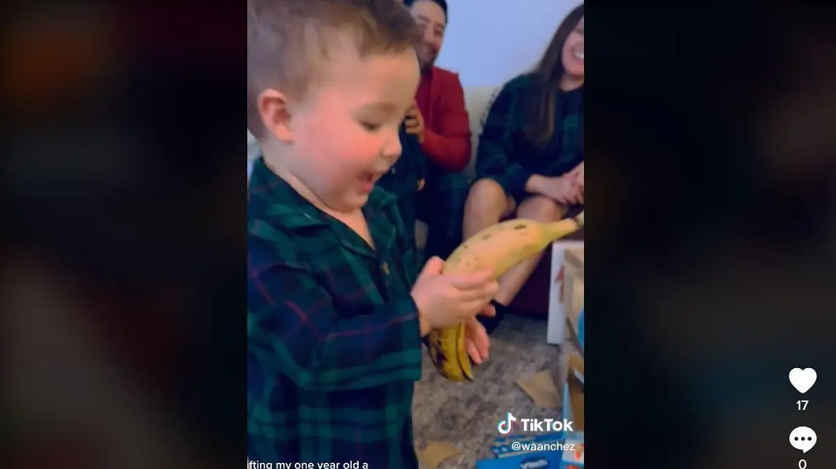 Junge bekommt Banane geschenkt