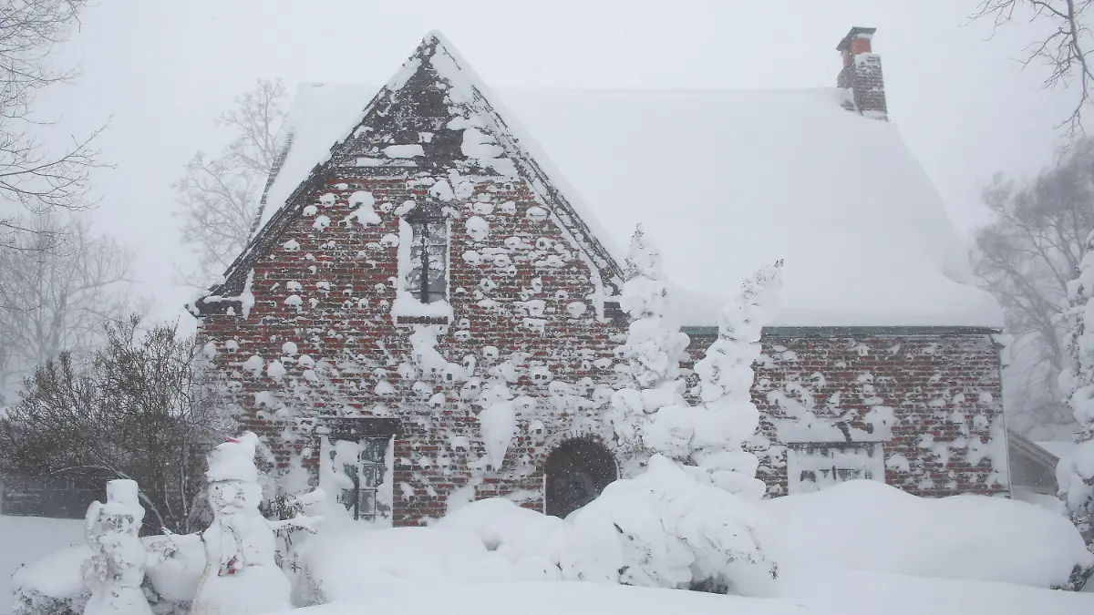 24.12.2022, USA, Amherst: Ein Wintersturm zieht an Heiligabend durch den Westen New Yorks. In weiten Teilen der USA erleben die Menschen das Weihnachtsfest in außergewöhnlicher Kälte. Extreme Minustemperaturen, Eiswind und heftige Schneefälle führten vielerorts zu Stromausfällen - und forderten bereits mehrere Todesopfer. Foto: Jeffrey T. Barnes/FR171450 AP/dpa +++ dpa-Bildfunk +++