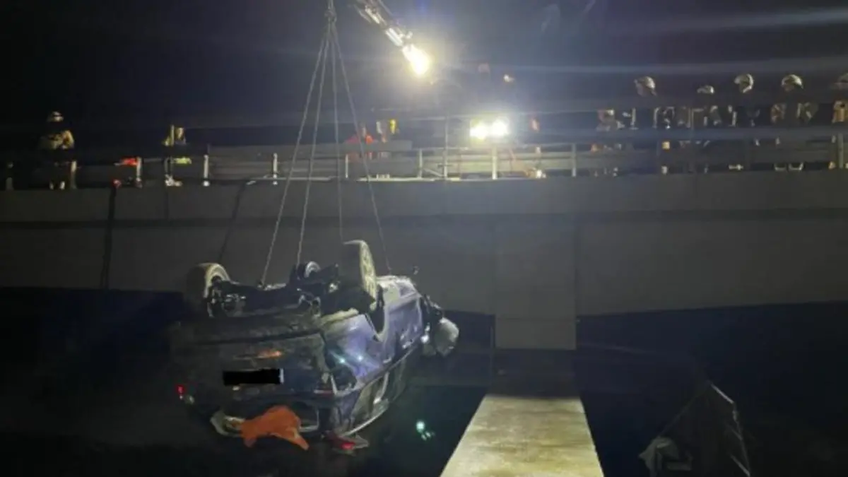 Ein Kleinwagen ist in Lippstadt im Kreis Soest gut sechs Meter in die Tiefe gestürzt. Die vier Insassen konnten sich selbstständig aus dem Fahrzeug befreien und wurden mit Verletzungen in Krankenhäuser gebracht