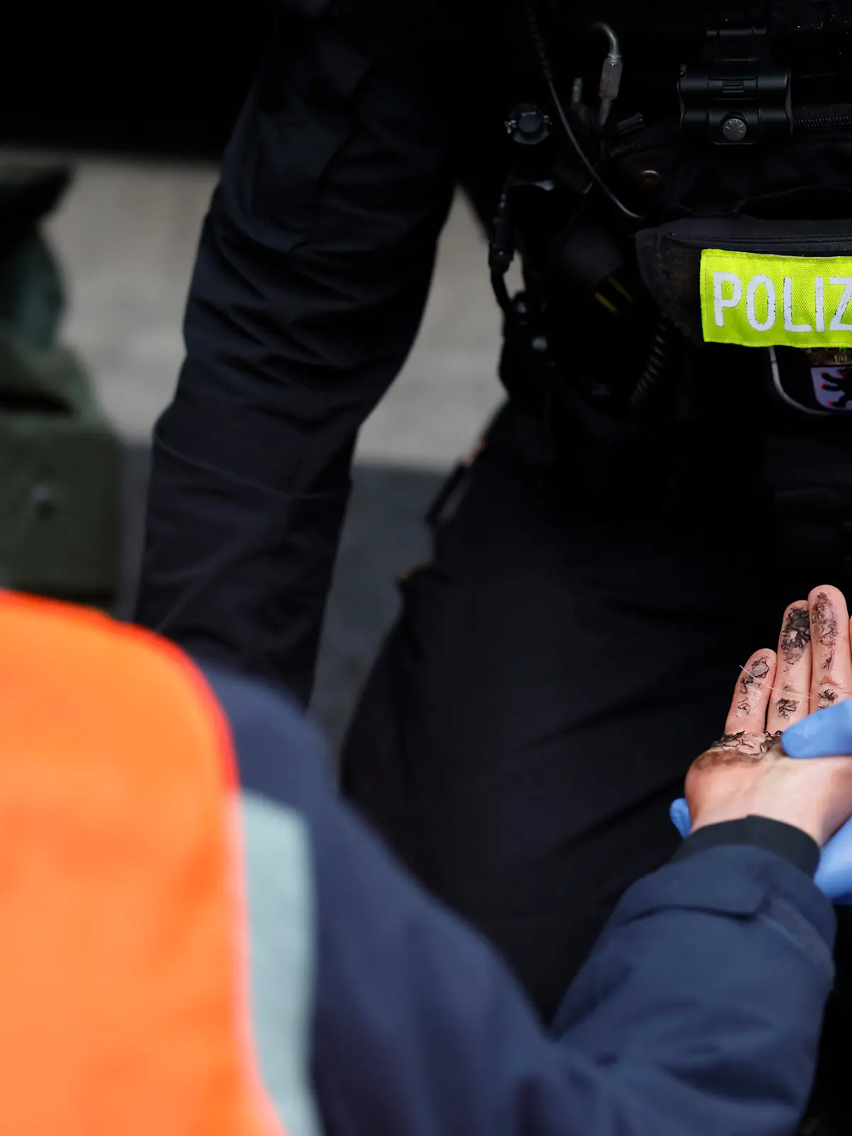 Klima-Kleber der 'Letzten Generation' haben sich auf dem Gehweg und der Fahrbahn der Potsdamer Straße in Höhe des Cinemaxx-Kinos festgeklebt, um gegen die Klimapolitik der Bundesregierung und gegen die Inhaftierung von Mitgliedern der Letzten Generation in Bayern zu protestieren.Berlin, 17.12.2022