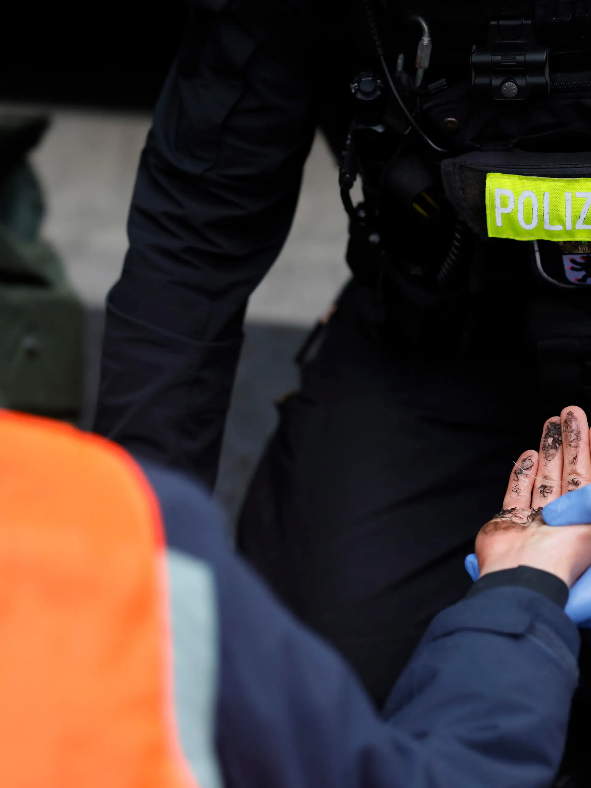 Klima-Kleber der 'Letzten Generation' haben sich auf dem Gehweg und der Fahrbahn der Potsdamer Straße in Höhe des Cinemaxx-Kinos festgeklebt, um gegen die Klimapolitik der Bundesregierung und gegen die Inhaftierung von Mitgliedern der Letzten Generation in Bayern zu protestieren.Berlin, 17.12.2022