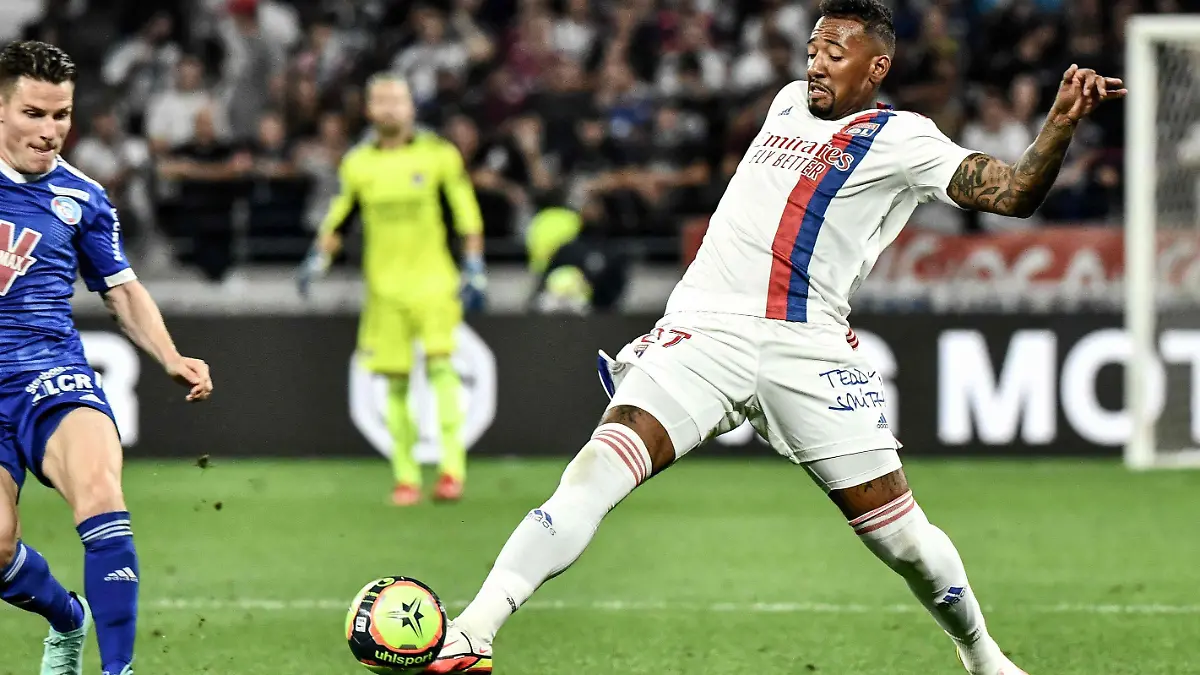 ARCHIV - 12.09.2021, Frankreich, Lyon: Lyons Jerome Boateng (r) am Ball. Sein Verein Lyon will ihn laut Bericht bereits im Winter abgeben. (zu dpa: «Bericht: Boateng bei Lyon vor dem Aus - Transfer im Winter möglich») Foto: Jeff Pachoud/AFP/dpa +++ dpa-Bildfunk +++