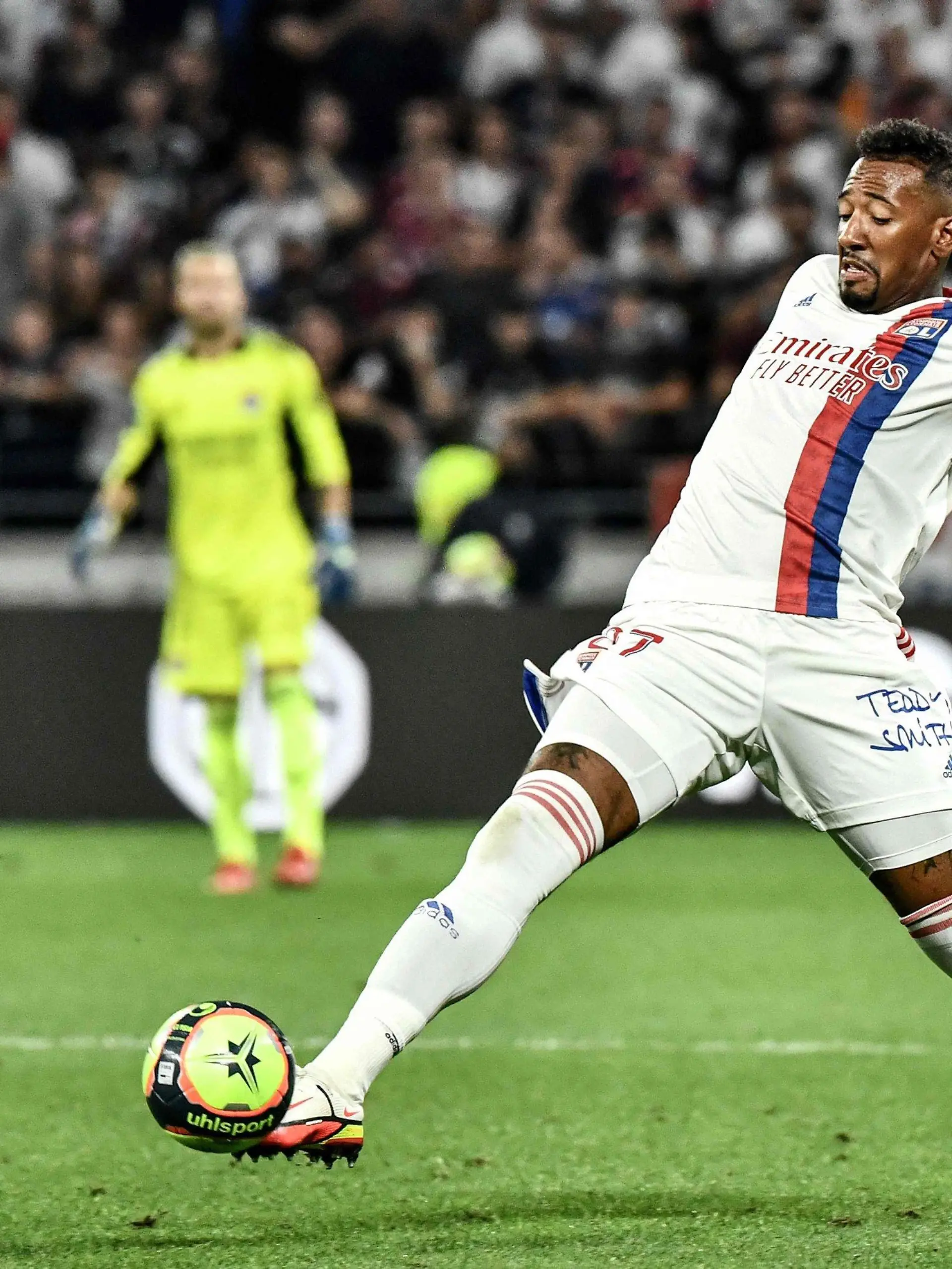ARCHIV - 12.09.2021, Frankreich, Lyon: Lyons Jerome Boateng (r) am Ball. Sein Verein Lyon will ihn laut Bericht bereits im Winter abgeben. (zu dpa: «Bericht: Boateng bei Lyon vor dem Aus - Transfer im Winter möglich») Foto: Jeff Pachoud/AFP/dpa +++ dpa-Bildfunk +++