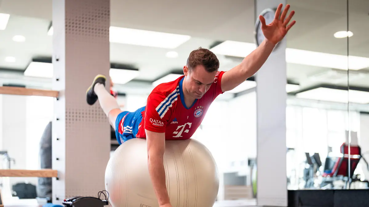 ARCHIV - 02.03.2023, Bayern, München: Manuel Neuer bei Cardio-Übungen im Fitnessraum des deutschen Rekordmeisters FC Bayern München. Das Comeback des 37-Jährigen könnte sich einem Bericht zufolge weiter verzögern. (zu dpa: «Bericht: Comeback von Bayern-Torwart Neuer könnte sich verzögern») Foto: -/FC Bayern München/dpa +++ dpa-Bildfunk +++