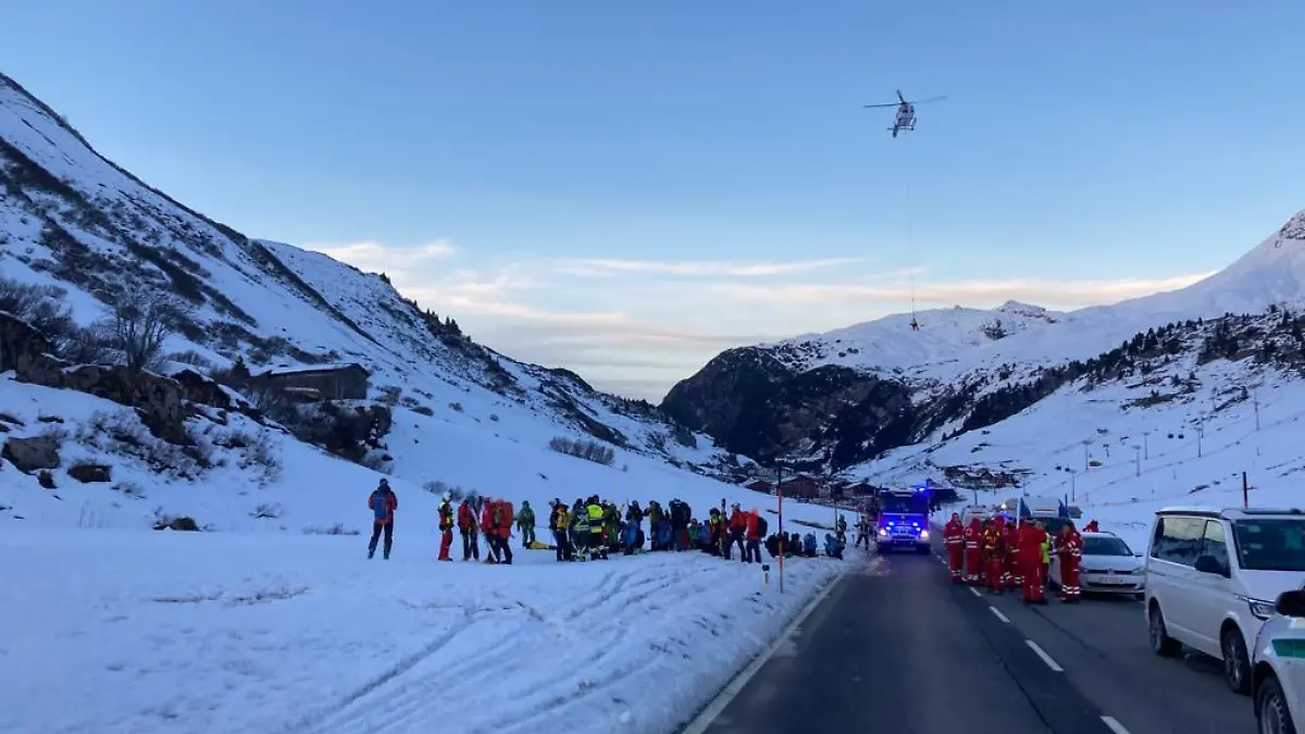 HANDOUT - 25.12.2022, Österreich, Bregenz: Einsatzkräfte an der Unglücksstelle. Bei einem Lawinenabgang im freien Skigebiet von Lech/Zürs sind nach bisherigen Erkenntnissen etwa zehn Wintersportler verschüttet worden. Ein Mensch sei inzwischen verletzt geborgen worden, informierte die Polizei. Foto: Unbekannt/LECH ZÜRS TOURISMUS via APA/dpa - ACHTUNG: Nur zur redaktionellen Verwendung im Zusammenhang mit der aktuellen Berichterstattung und nur mit vollständiger Nennung des vorstehenden Credits +++ dpa-Bildfunk +++
