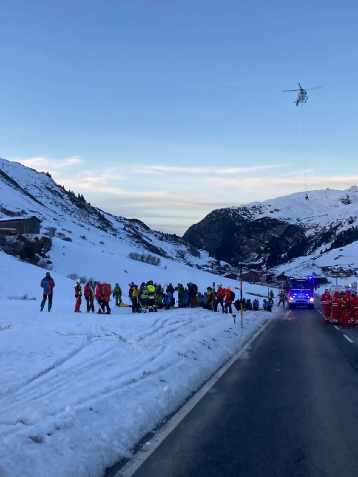 HANDOUT - 25.12.2022, Österreich, Bregenz: Einsatzkräfte an der Unglücksstelle. Bei einem Lawinenabgang im freien Skigebiet von Lech/Zürs sind nach bisherigen Erkenntnissen etwa zehn Wintersportler verschüttet worden. Ein Mensch sei inzwischen verletzt geborgen worden, informierte die Polizei. Foto: Unbekannt/LECH ZÜRS TOURISMUS via APA/dpa - ACHTUNG: Nur zur redaktionellen Verwendung im Zusammenhang mit der aktuellen Berichterstattung und nur mit vollständiger Nennung des vorstehenden Credits +++ dpa-Bildfunk +++