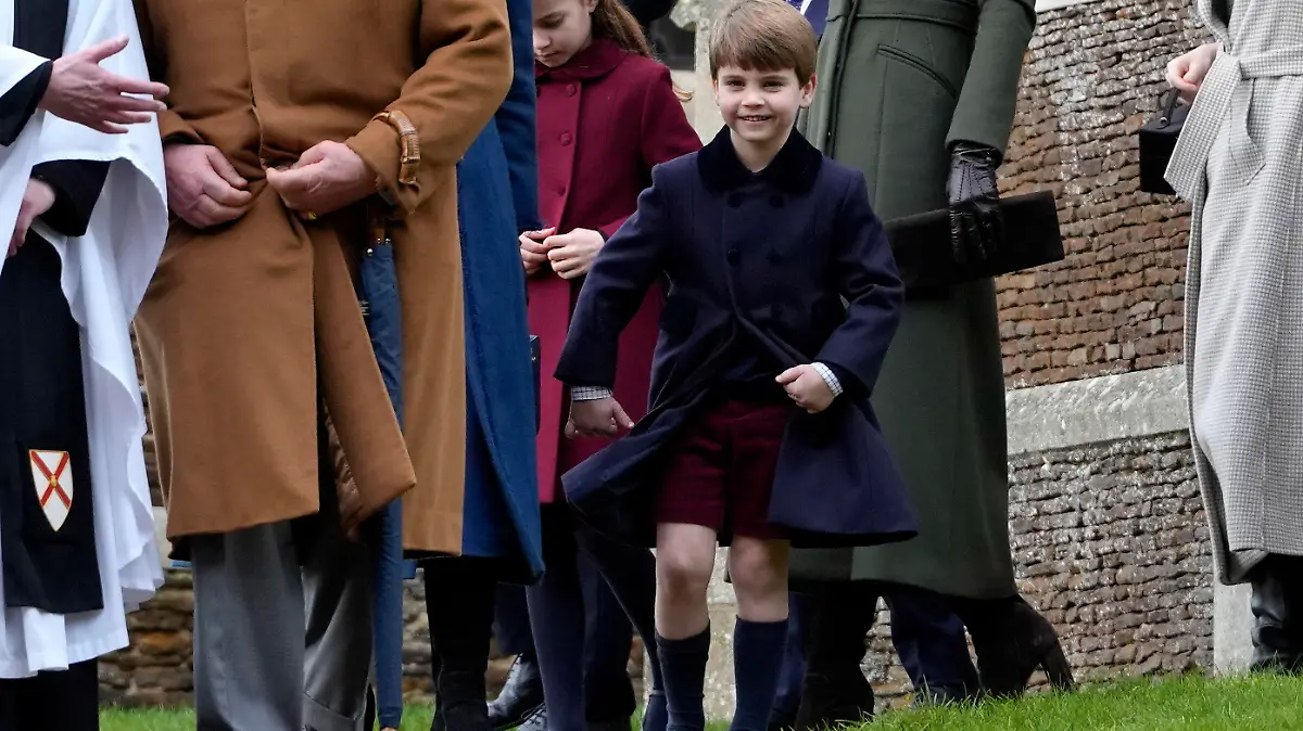 25.12.2022, Großbritannien, Sandringham: Prinz Louis verlässt die Kirche nach dem Weihnachtsgottesdienst zusammen mit der königlichen Familie die St. Mary Magdalene in Sandringham Foto: Kirsty Wigglesworth/AP/dpa +++ dpa-Bildfunk +++