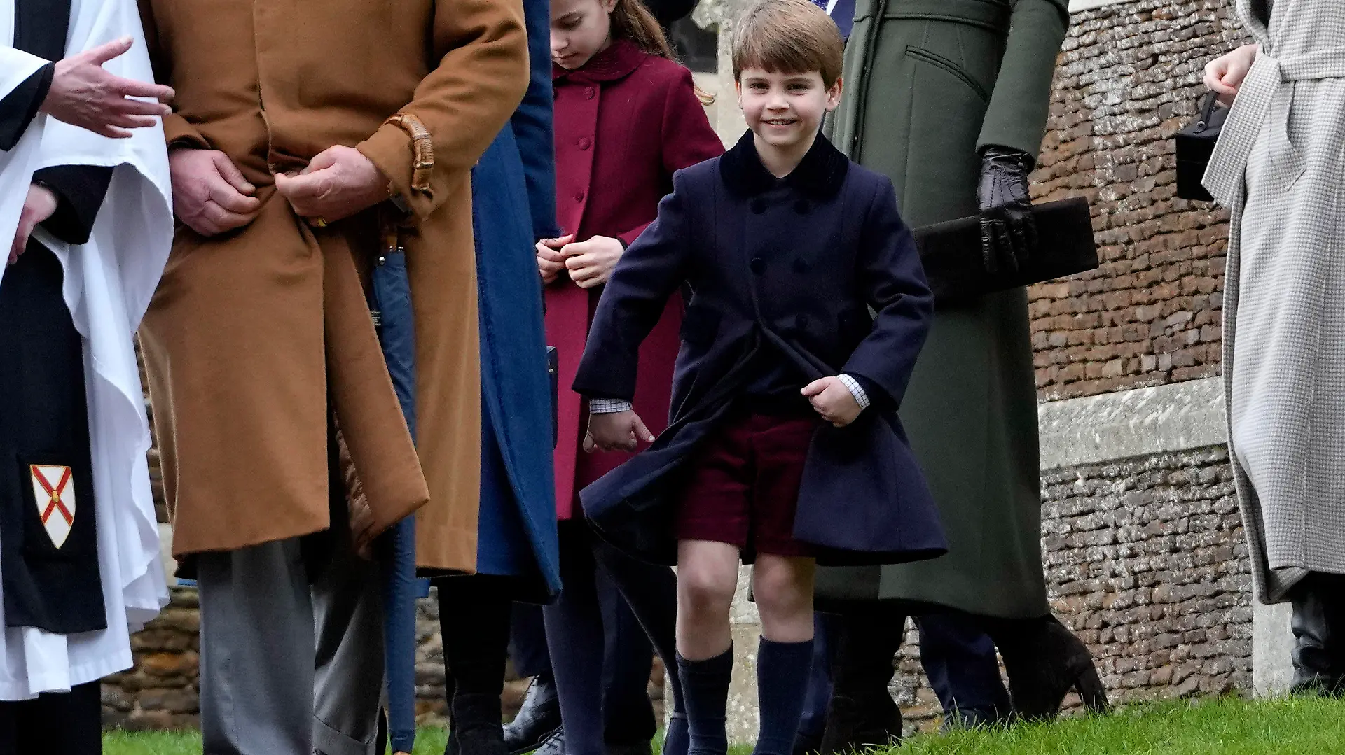 25.12.2022, Großbritannien, Sandringham: Prinz Louis verlässt die Kirche nach dem Weihnachtsgottesdienst zusammen mit der königlichen Familie die St. Mary Magdalene in Sandringham Foto: Kirsty Wigglesworth/AP/dpa +++ dpa-Bildfunk +++