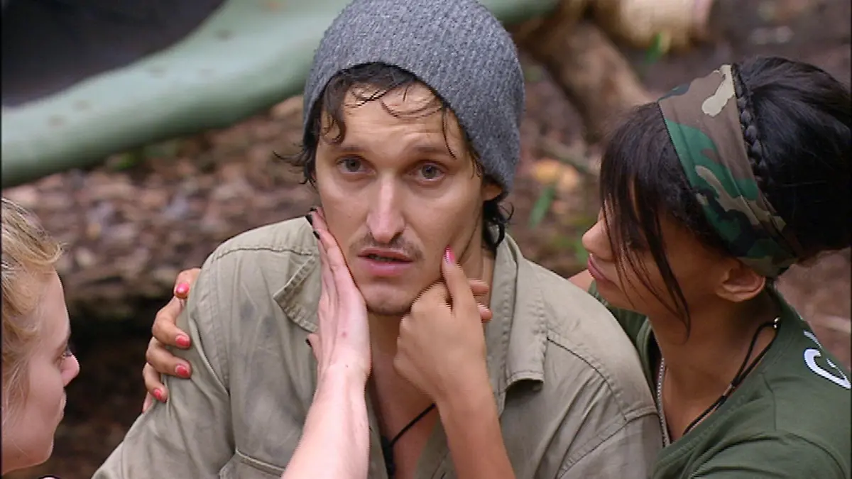Tag 10 im Camp - Marco Angelini hat bei seiner Dschungelprüfung tapfer fünf Sterne erspielt. Zurück im Camp berichtet er über die größte Herausforderung seines Lebens. Marco: "Es war das Stärkste, was mir je passiert ist in meinem Leben. Ohne Scheiß! Ich habe fast geweint. Es war irre." Larissa Marolt (l.) und Gabby de Almeida Rinne trösten ihn.Verwendung der Bilder für Online-Medien ausschließlich mit folgender Verlinkung: "Alle Infos zu "Ich bin ein Star - Holt mich hier raus!" im Special bei RTL.de: http://www.rtl.de/cms/sendungen/ich-bin-ein-star.htmlNUR ZUR EINMALIGEN VERÖFFENTLICHUNG ! KEINE WEITERGABE AN DRITTE ! KEINE VERWENDUNG NACH DEM 14.02.2014 !! KEINE ARCHIVIERUNG !Suchbegriff: Dschungelcamp