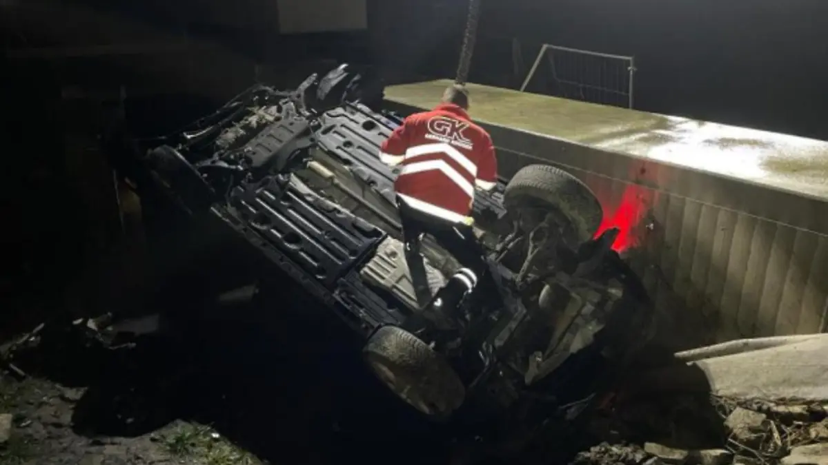 Ein Gutachter untersucht das Unfall-Auto an der Lippebrücke (Kreis Soest/ NRW)