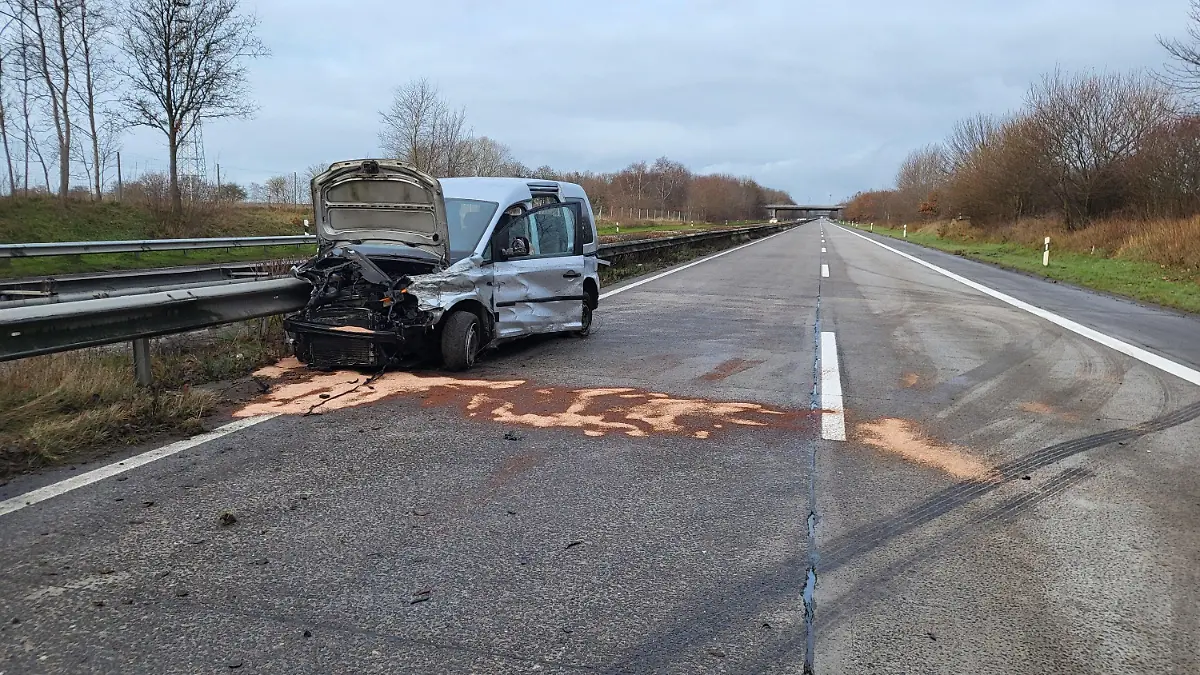 HANDOUT - 23.12.2022, Niedersachsen, Cuxhaven: Ein zerstörtes Auto steht nach einem Unfall auf der Autobahn 27 bei Geestland. (zu dpa: «Zwei Tote und ein Verletzter bei Unfall auf A27 bei Geestland») Foto: Polizei Cuxhaven/dpa - ACHTUNG: Nur zur redaktionellen Verwendung im Zusammenhang mit der aktuellen Berichterstattung und nur mit vollständiger Nennung des vorstehenden Credits +++ dpa-Bildfunk +++
