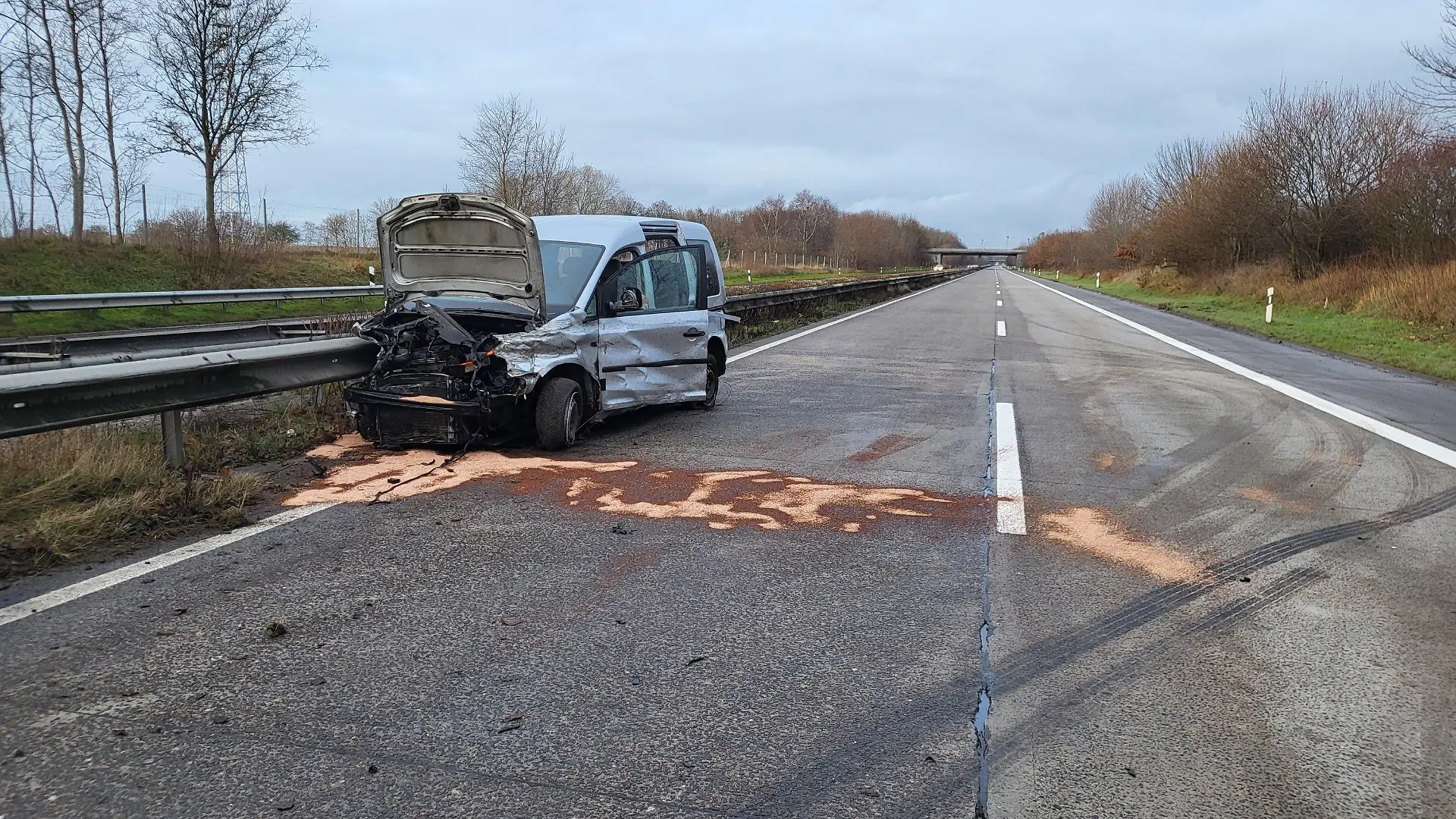 HANDOUT - 23.12.2022, Niedersachsen, Cuxhaven: Ein zerstörtes Auto steht nach einem Unfall auf der Autobahn 27 bei Geestland. (zu dpa: «Zwei Tote und ein Verletzter bei Unfall auf A27 bei Geestland») Foto: Polizei Cuxhaven/dpa - ACHTUNG: Nur zur redaktionellen Verwendung im Zusammenhang mit der aktuellen Berichterstattung und nur mit vollständiger Nennung des vorstehenden Credits +++ dpa-Bildfunk +++