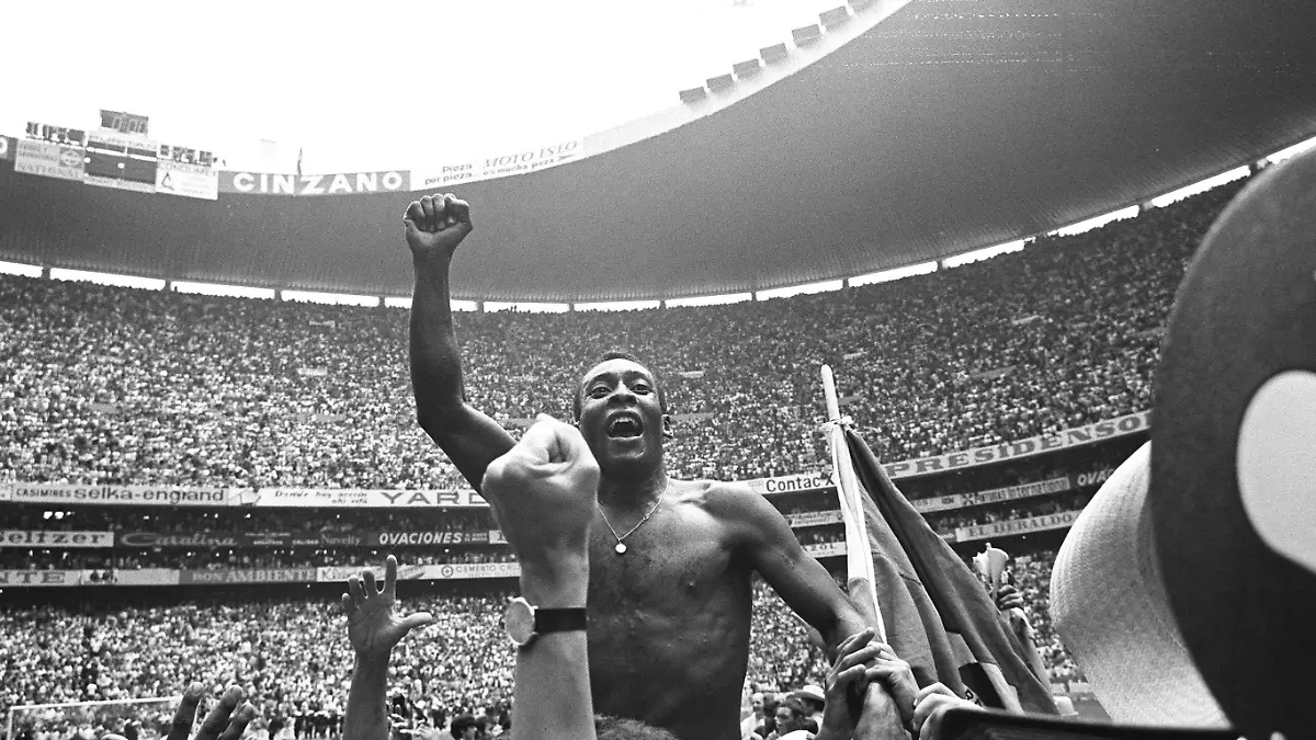 10SN_PELE1970SP.jpg PELE, Brasilien, wird auf den Schultern von Fans durch das Stadion getragen, nach der Begegnung Brasilien - Italien bei der Fussball-Weltmeisterschaft 1970 in Mexico, 21.06.1970.
