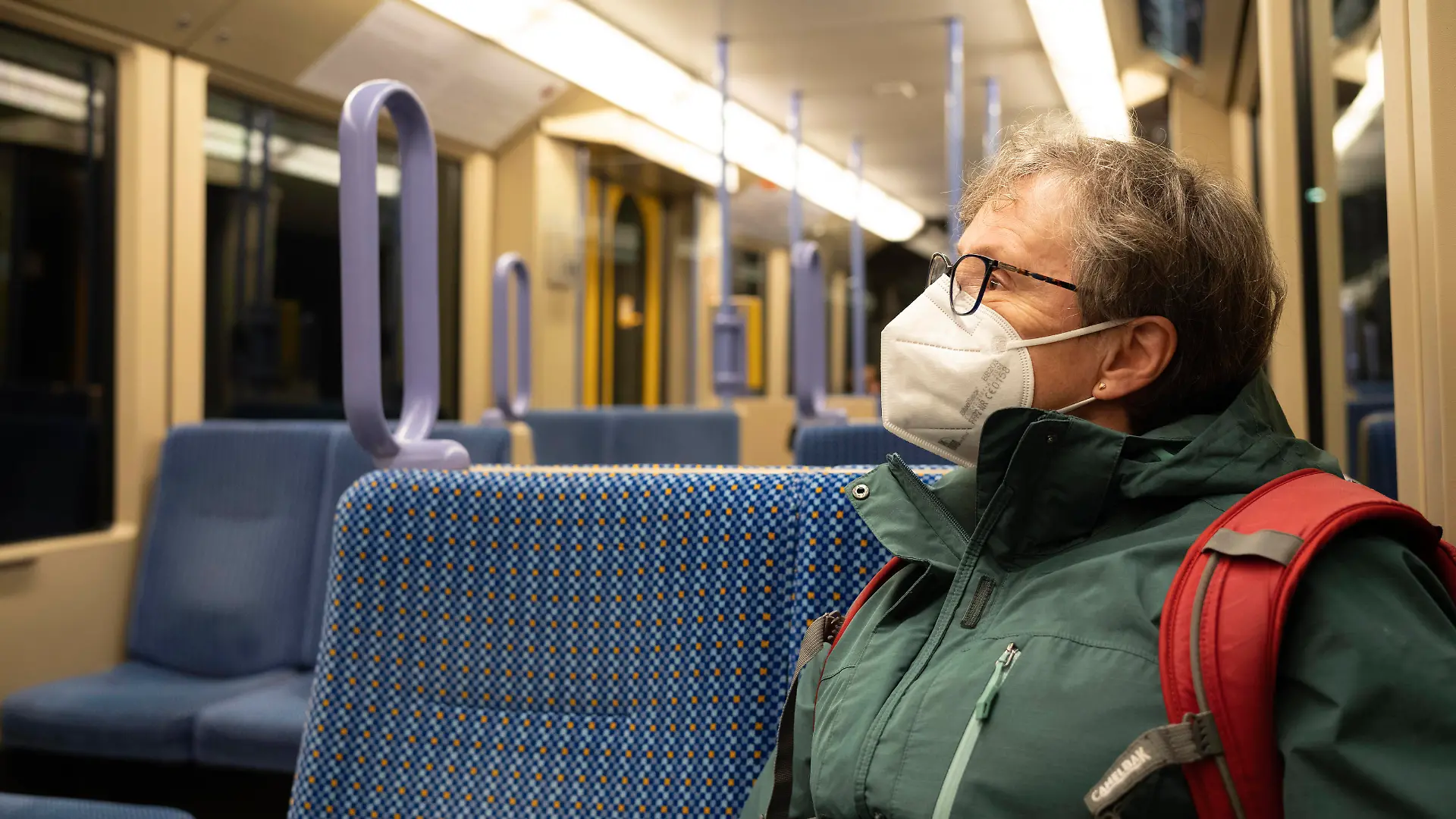 ältere Frau mit Mundschutzmaske, sitzt in U-Bahn, Corona-Krise, Stuttgart, Baden-Württemberg, Deutschland Coronavirus *** elderly woman with mouth mask, sitting in subway, corona crisis, Stuttgart, Baden Württemberg, Germany coronavirus