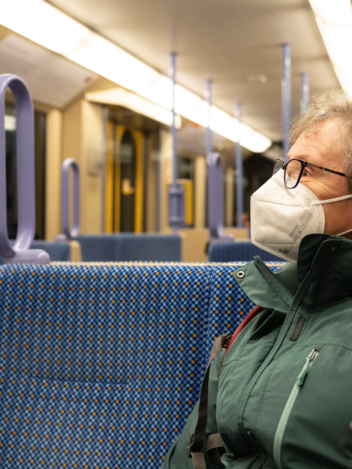  ältere Frau mit Mundschutzmaske, sitzt in U-Bahn, Corona-Krise, Stuttgart, Baden-Württemberg, Deutschland Coronavirus *** elderly woman with mouth mask, sitting in subway, corona crisis, Stuttgart, Baden Württemberg, Germany coronavirus