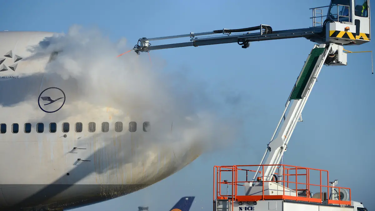 Eine Boeing 747-400 der Lufthansa wird am 28.12.2014 auf dem Flughafen von Frankfurt am Main (Hessen) vor dem Start enteist. Wegen des Wintereinbruchs kommt es am größten deutschen Flughafen zu vielen Verspätungen. Foto: Arne Dedert/dpa +++(c) dpa - Bildfunk+++