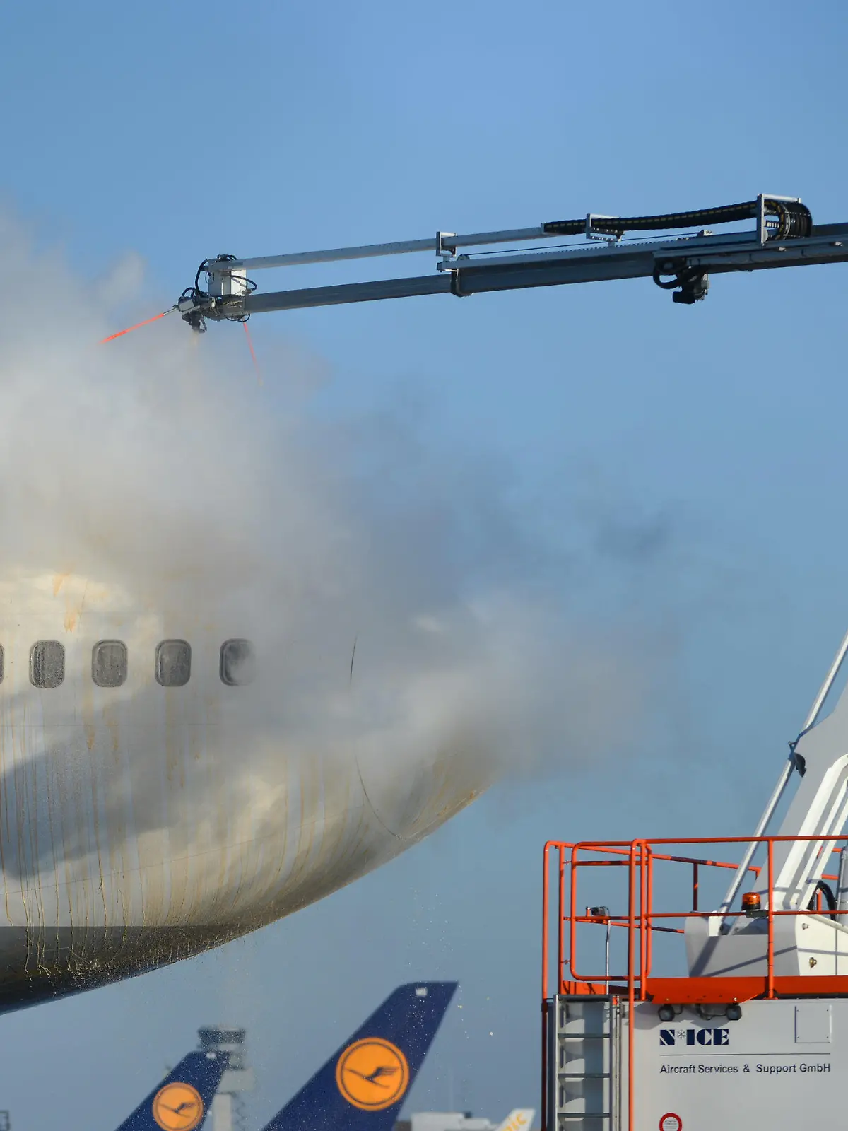 Eine Boeing 747-400 der Lufthansa wird am 28.12.2014 auf dem Flughafen von Frankfurt am Main (Hessen) vor dem Start enteist. Wegen des Wintereinbruchs kommt es am größten deutschen Flughafen zu vielen Verspätungen. Foto: Arne Dedert/dpa +++(c) dpa - Bildfunk+++